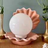 Lampe vintage en forme de coquillage en céramique et opaline.