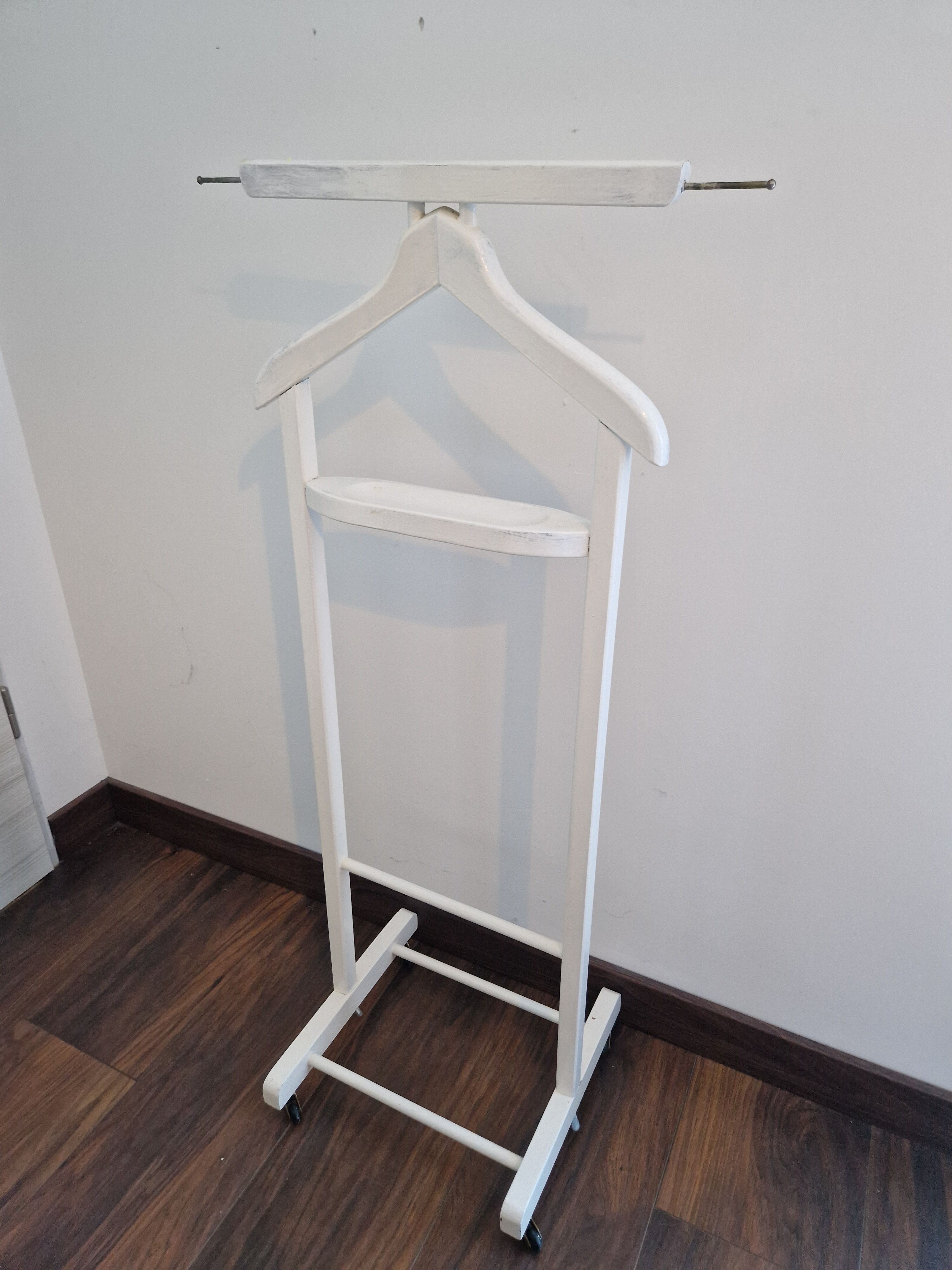 Shabby chic wooden valet