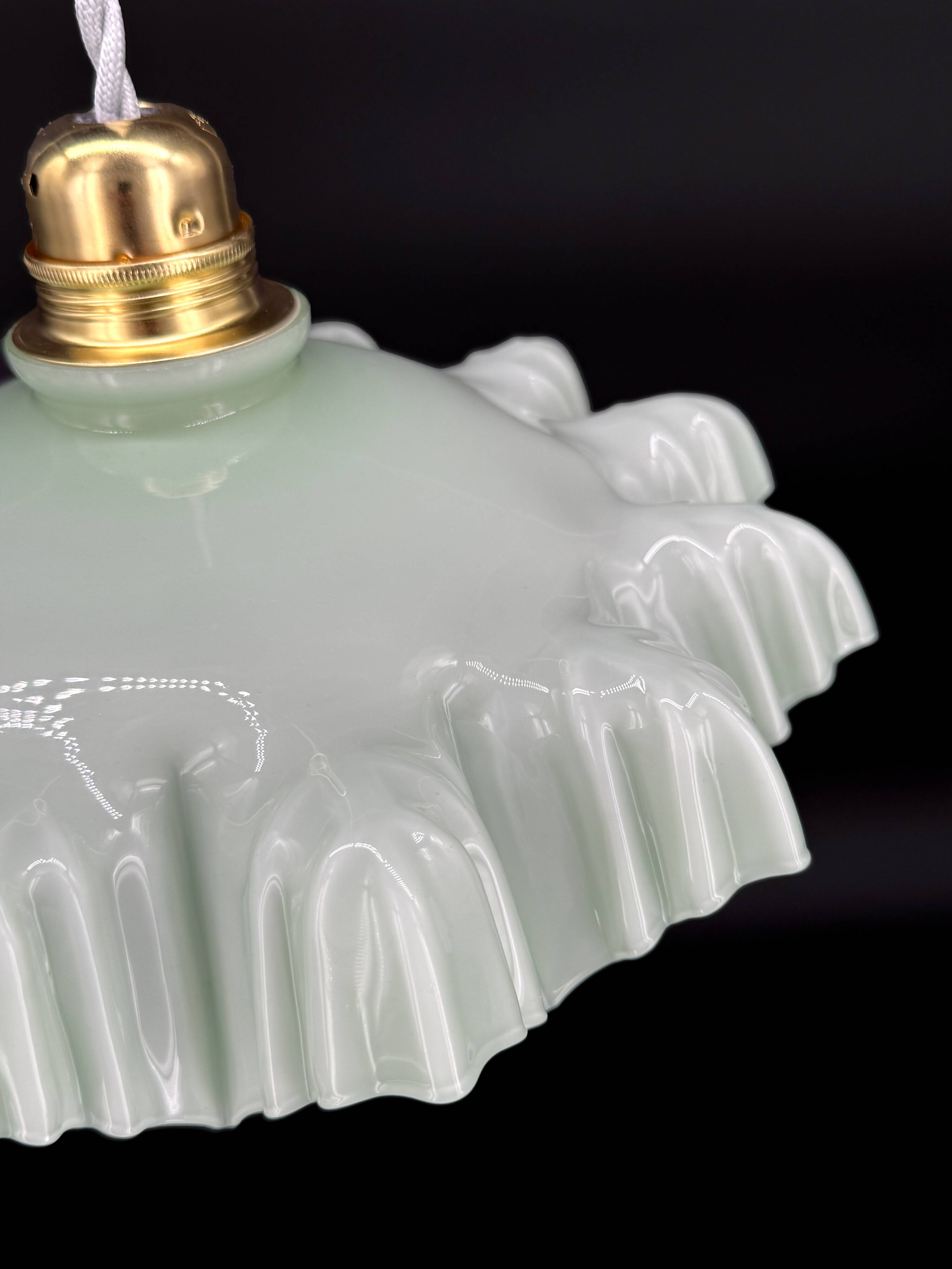 Suspension drapée en verre opaline vert d’eau