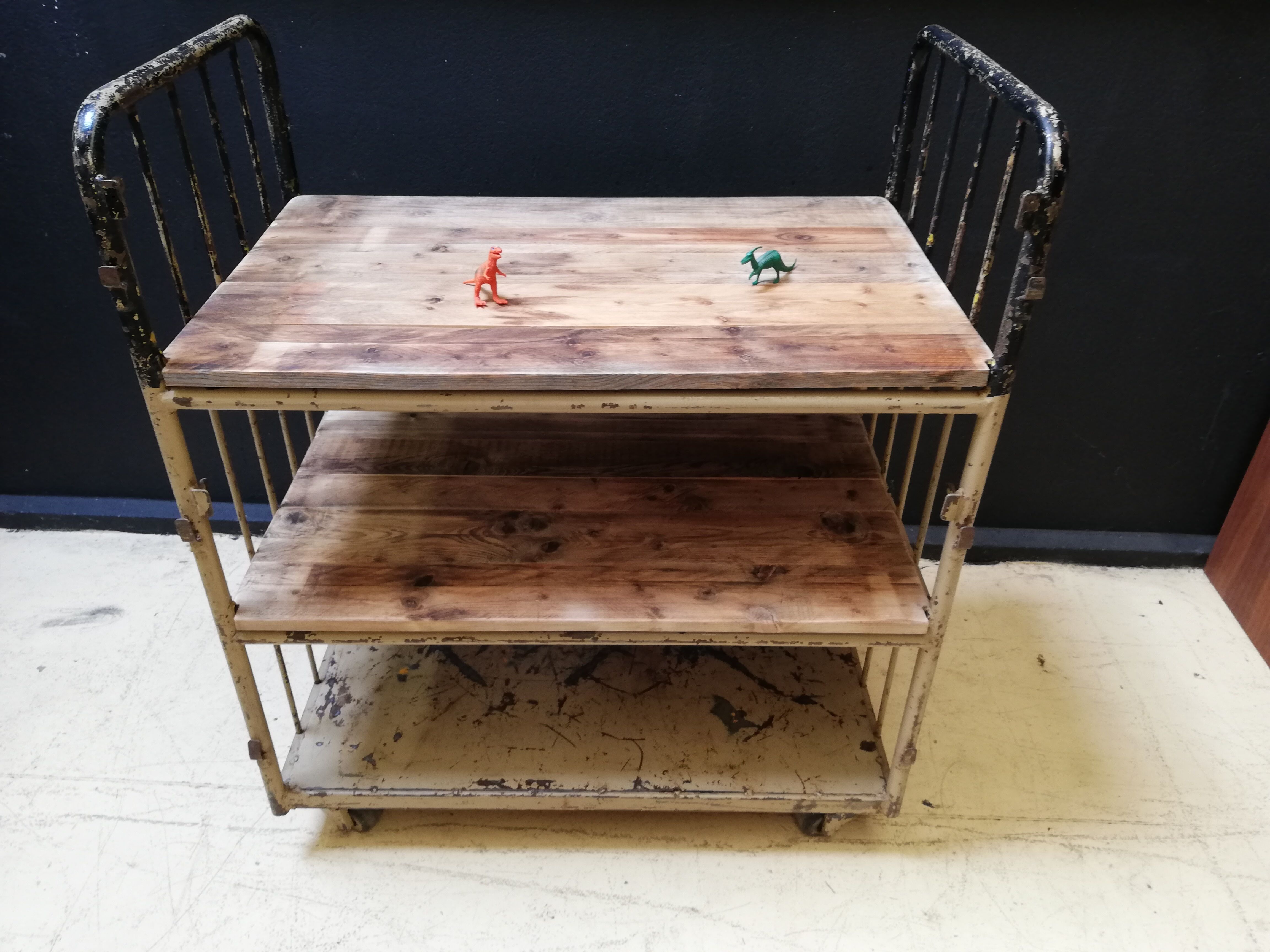 Industrial trolley, roulette shelf