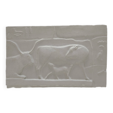 Plâtre représentant deux vaches et un veau, basé sur une fresque égyptienne.