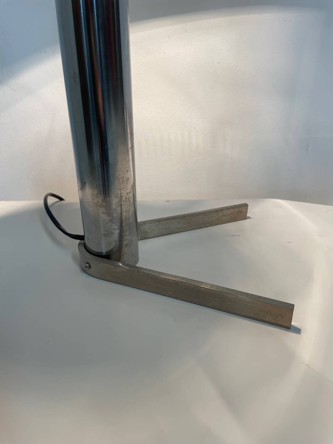 Vintage metal boomerang foot desk lamp