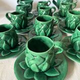 Tasses anciennes en barbotine avec soucoupes, sucrier et pichet à lait