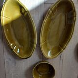 Ensemble assiettes vertes et blanches barbotine + 2 beurriers + 1 coupelle, signé GIEN