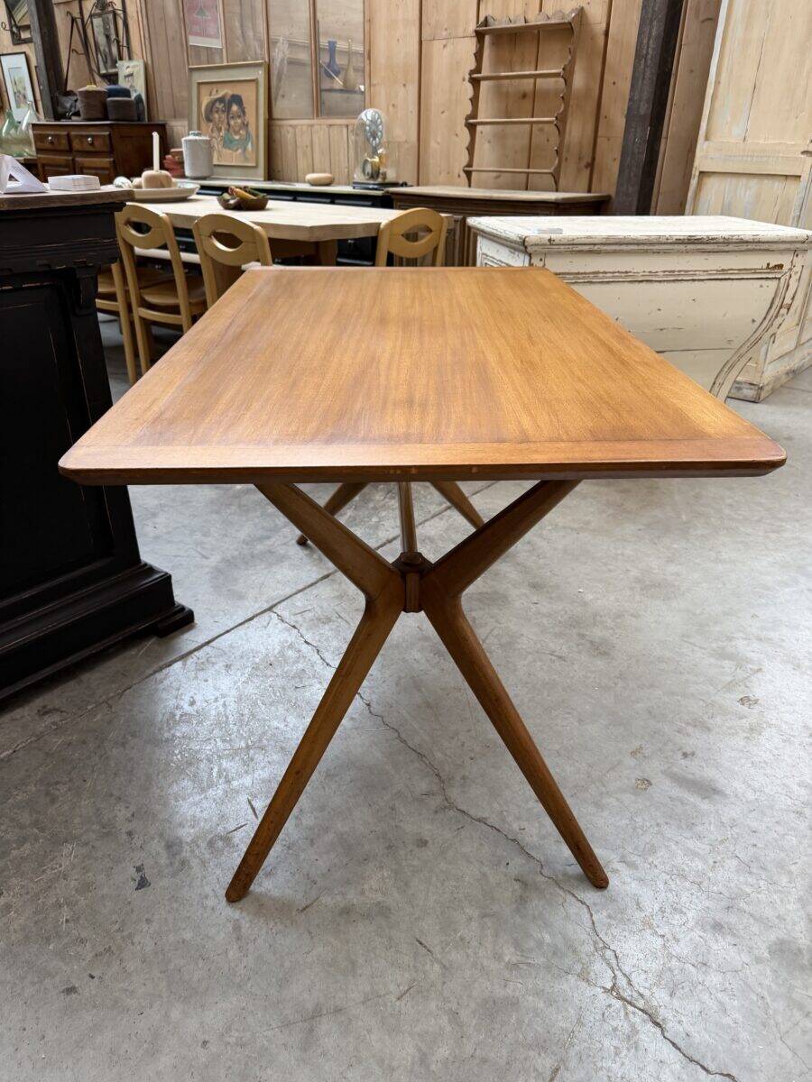 « Table hélicoptère » par E. Gomme pour G-Plan