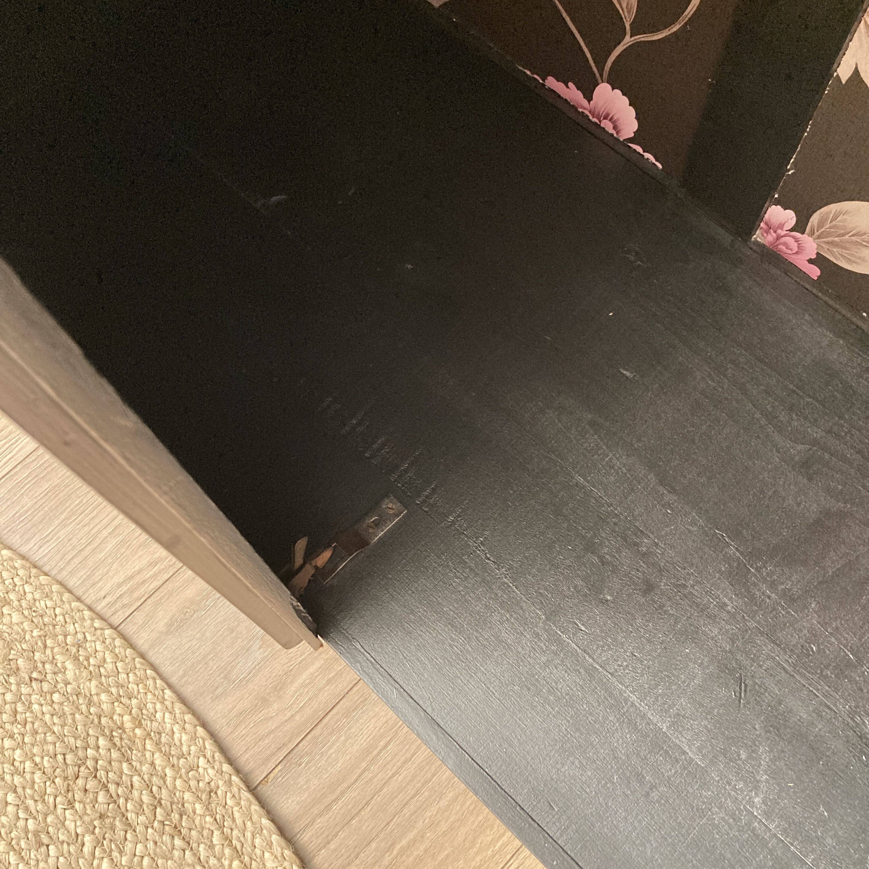 Armoire asymétrique peinte en noir