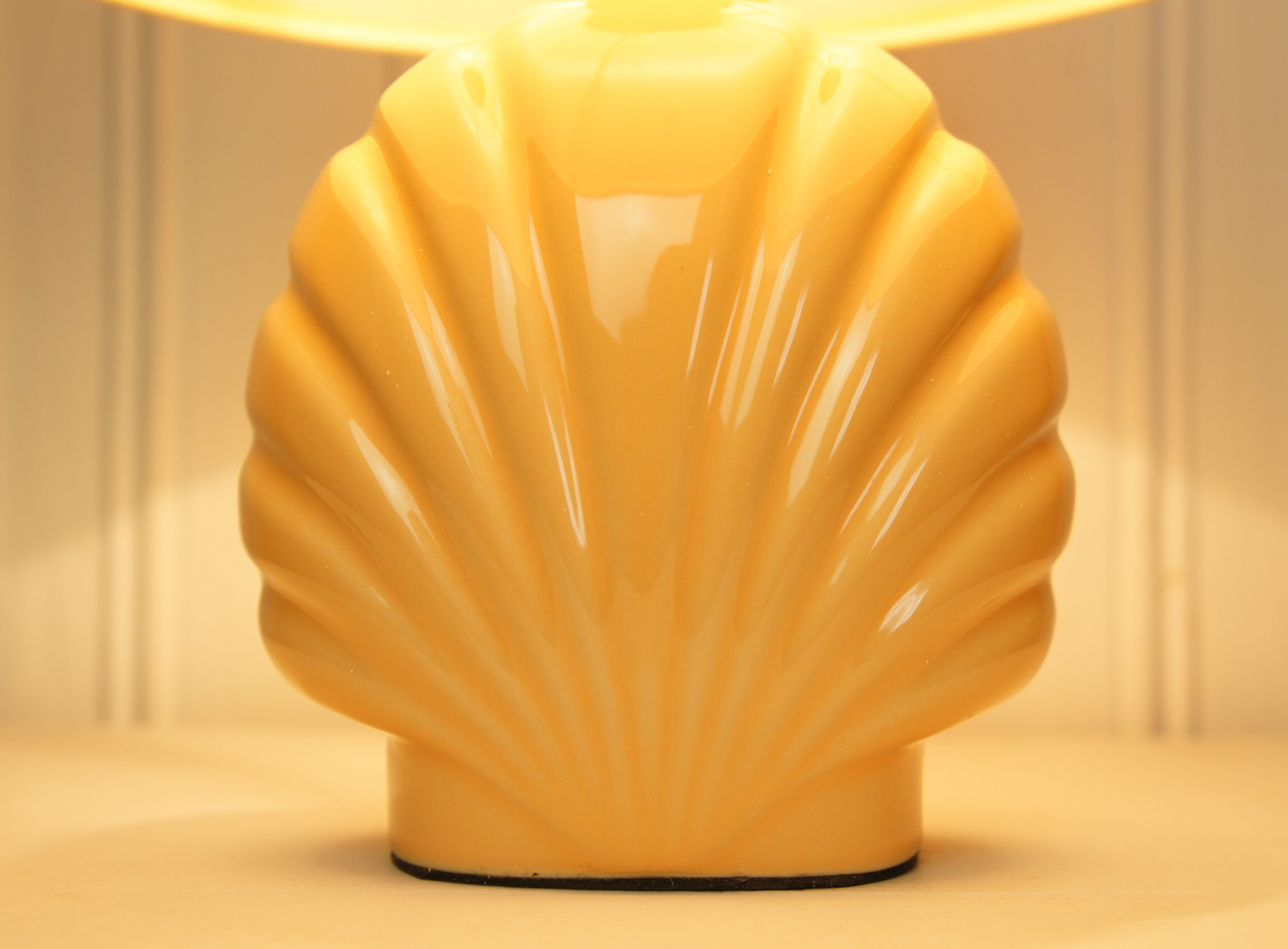 Ceramic "shell" bedside lamp circa 1980