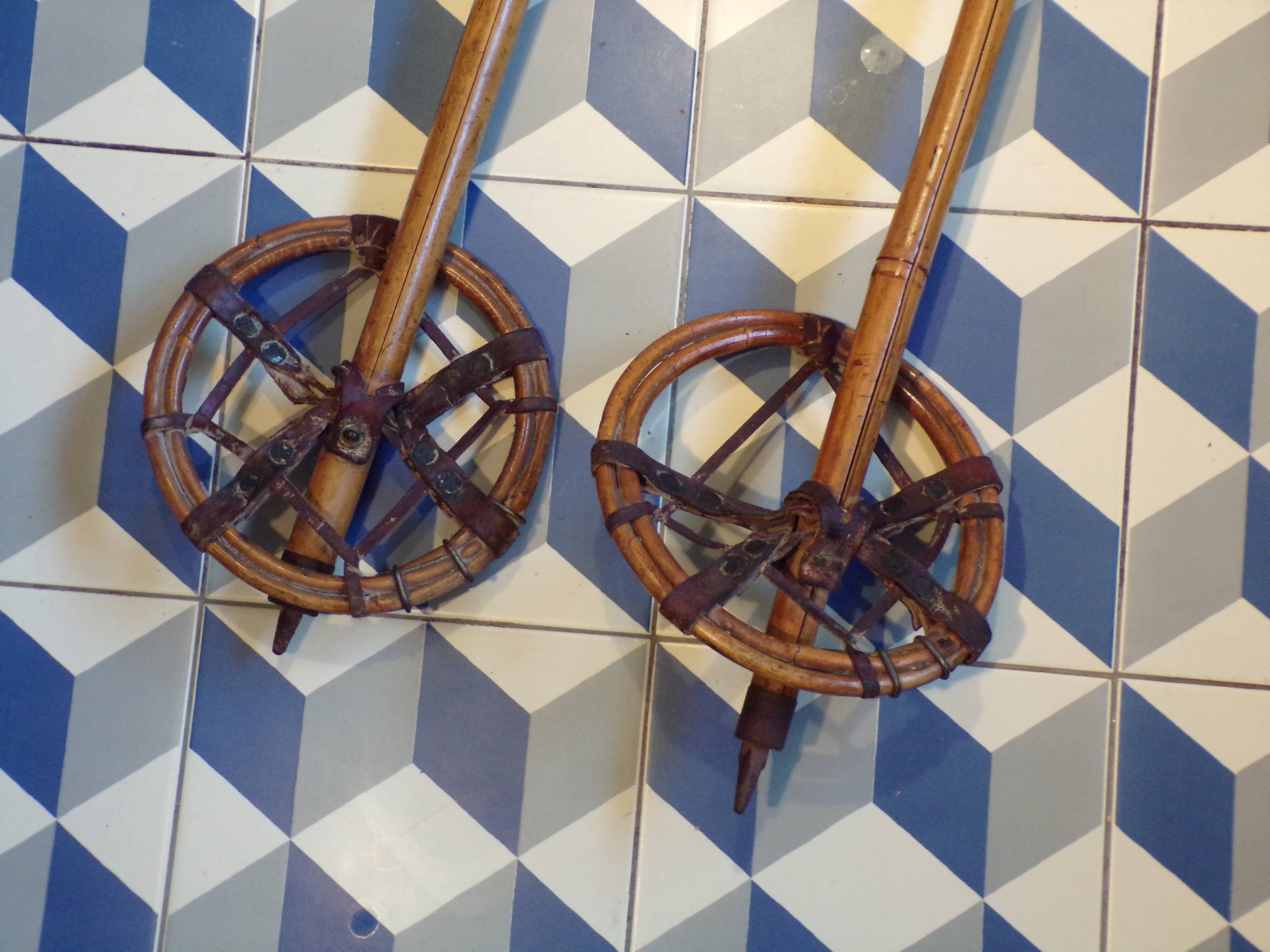 Bâtons de ski vintage en bambou