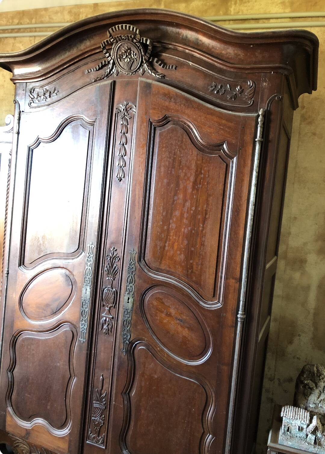 Large Provençal wardrobe in solid walnut, carved – 150x80x264 cm