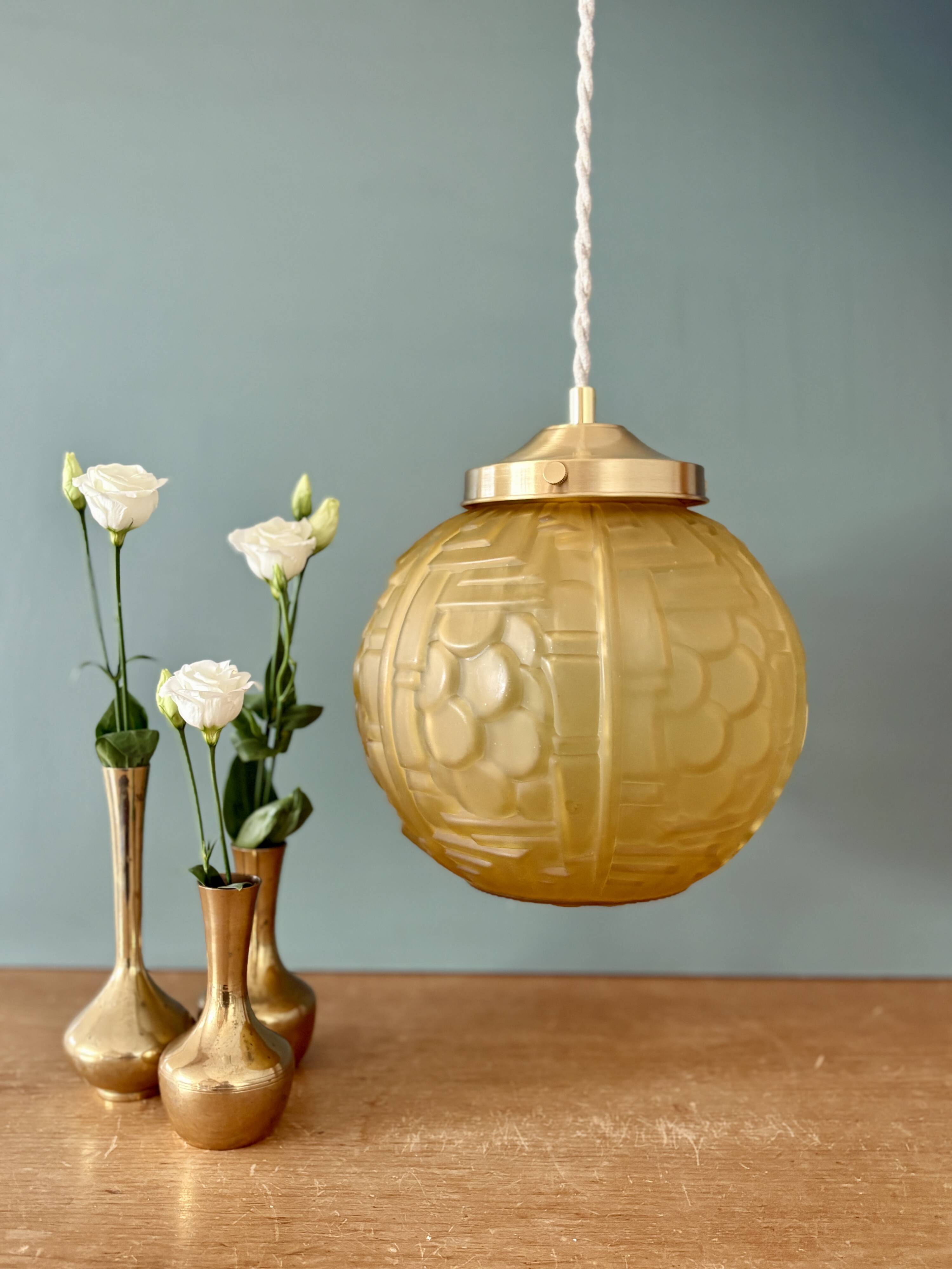 Suspension globe vintage art déco en verre dépoli jaune