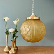 Suspension globe vintage art déco en verre dépoli jaune