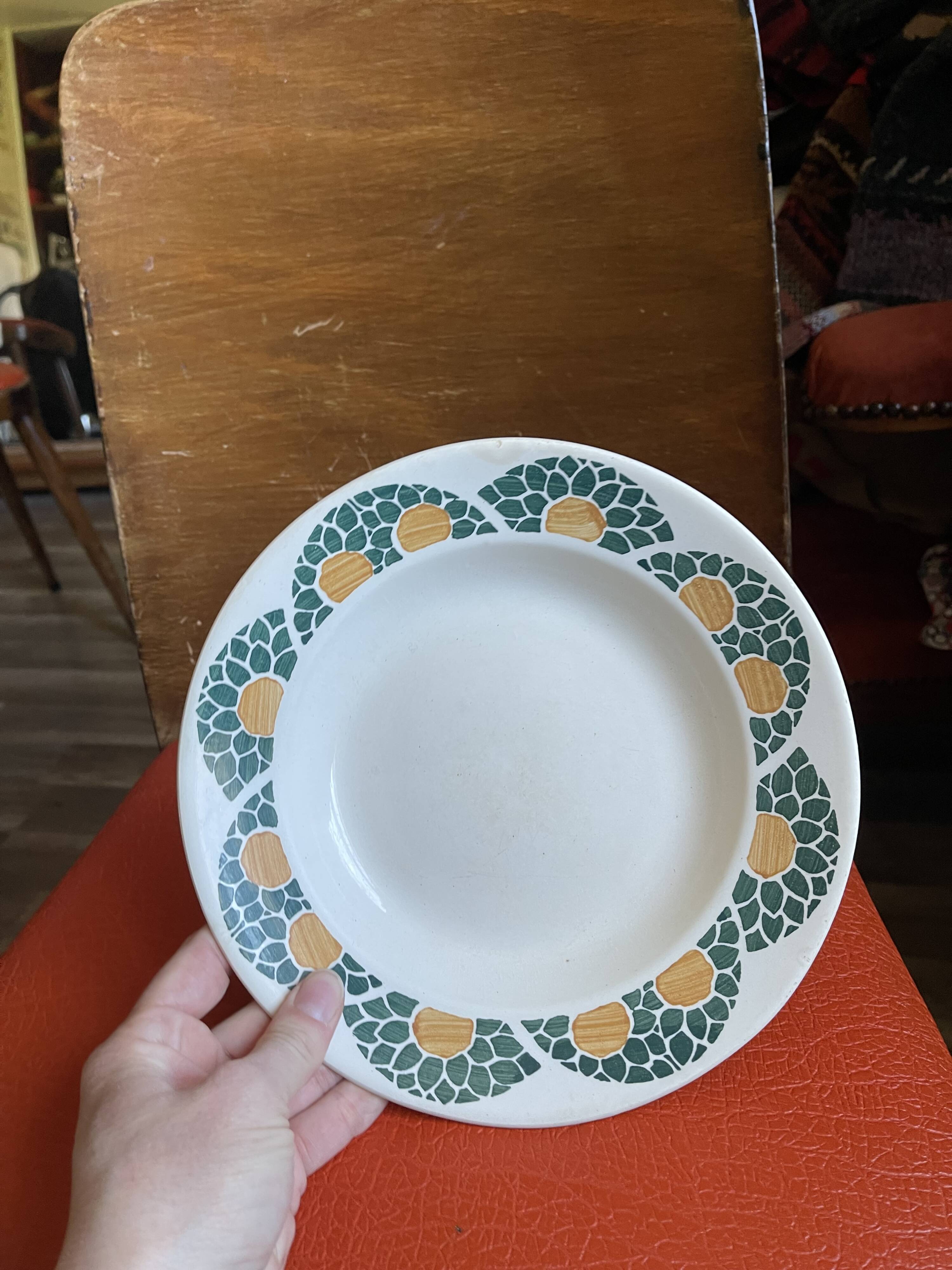 Lot of 8 Givors plates in antique earthenware.