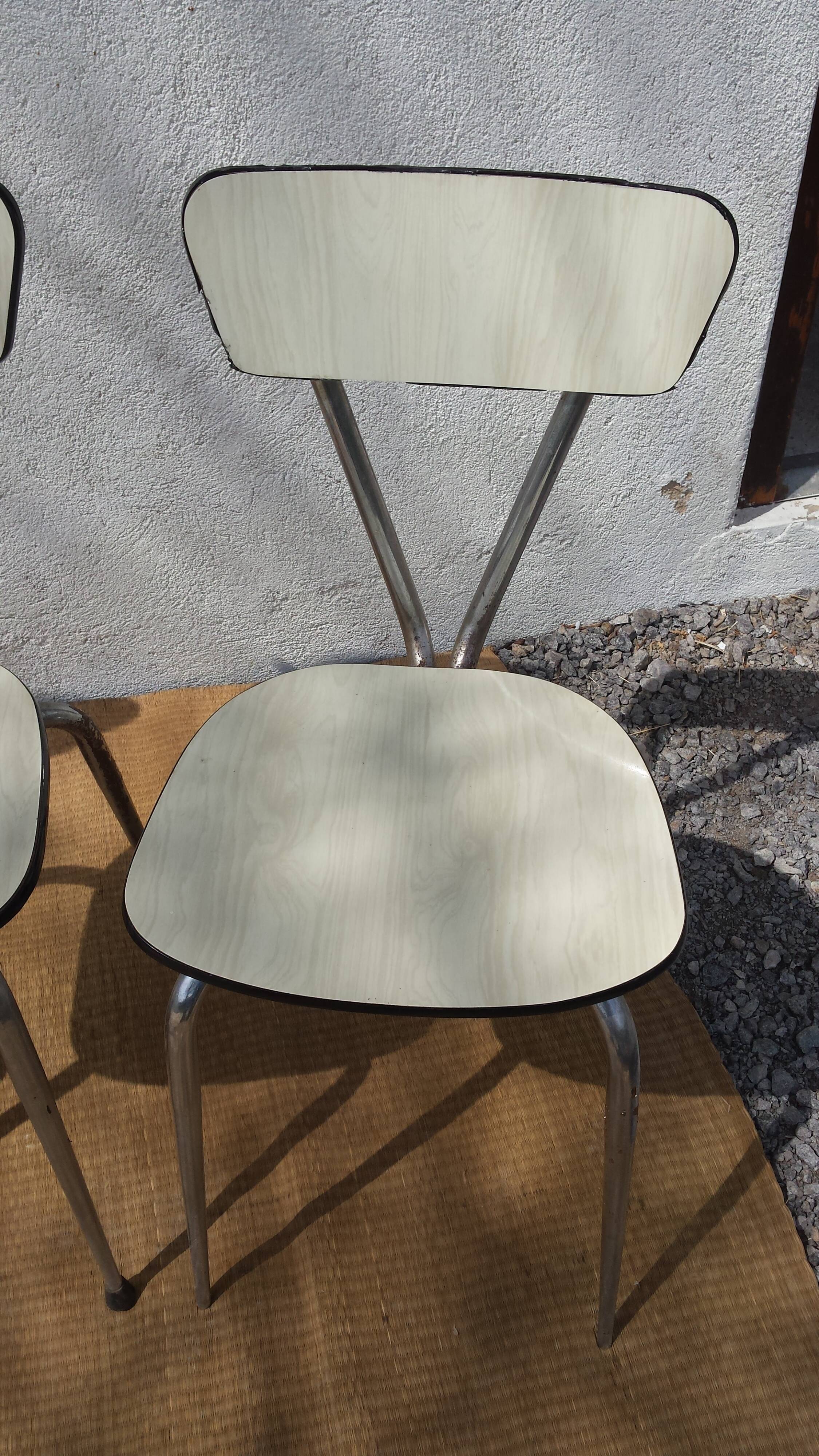 Table et 4 chaises en formica