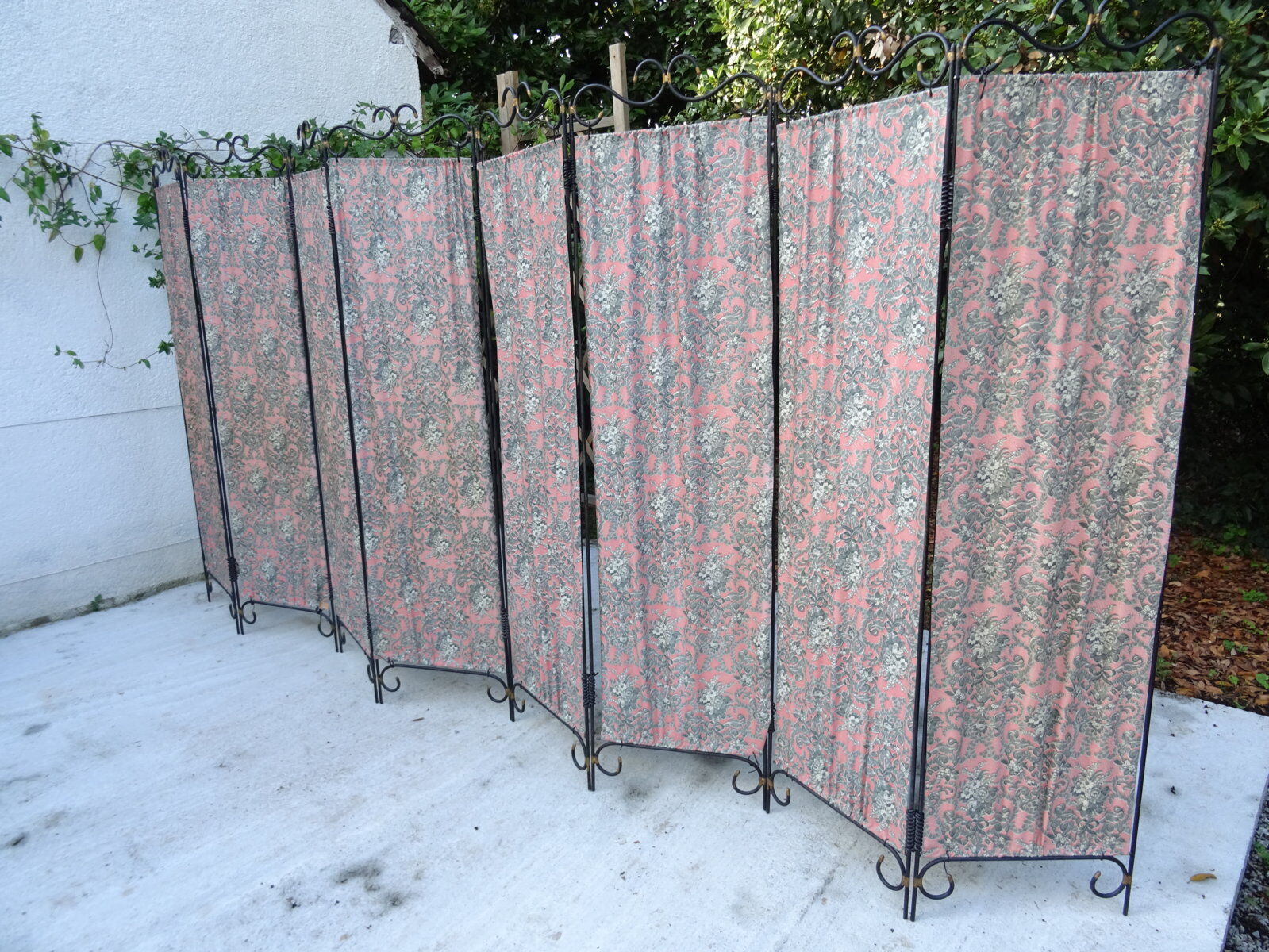 Large screen with 8 fronts