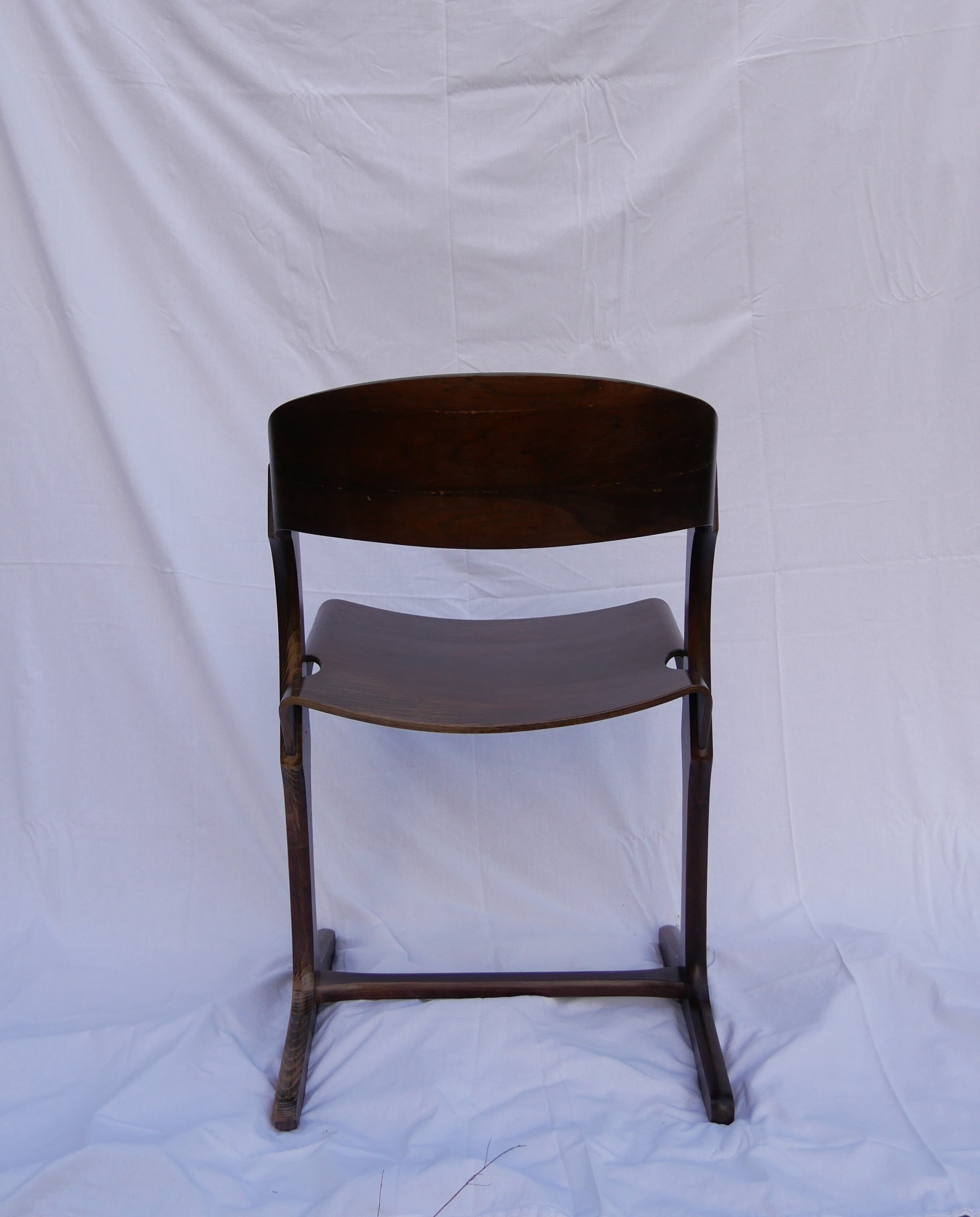 Chaise Baumann enveloping "waiting room" model