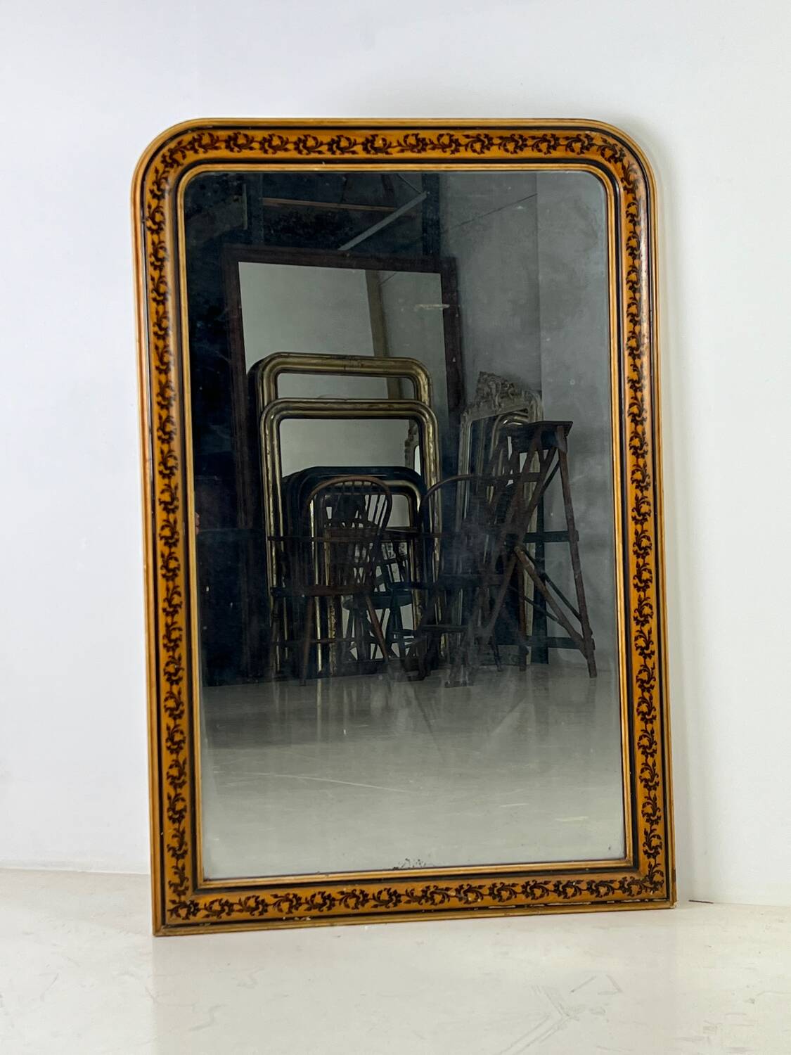 French mirror flower motive