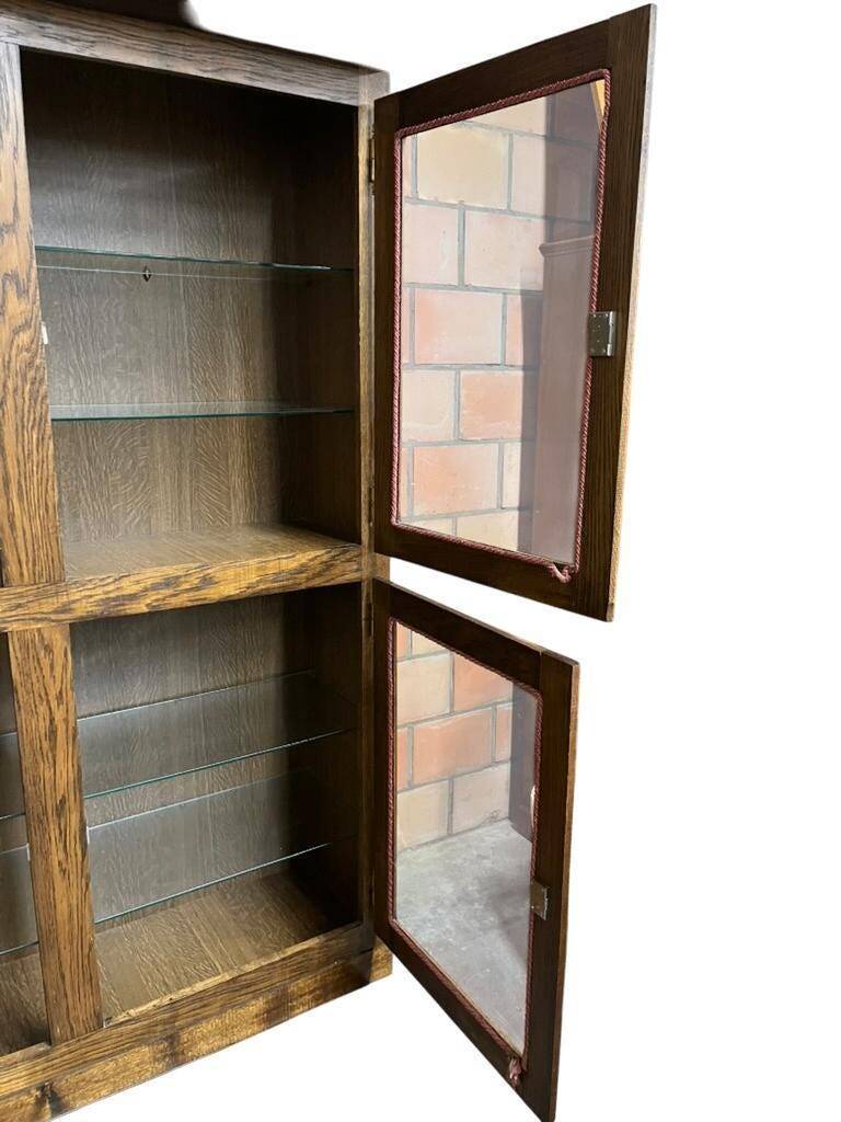 Vitrine vintage robuste en bois / armoire