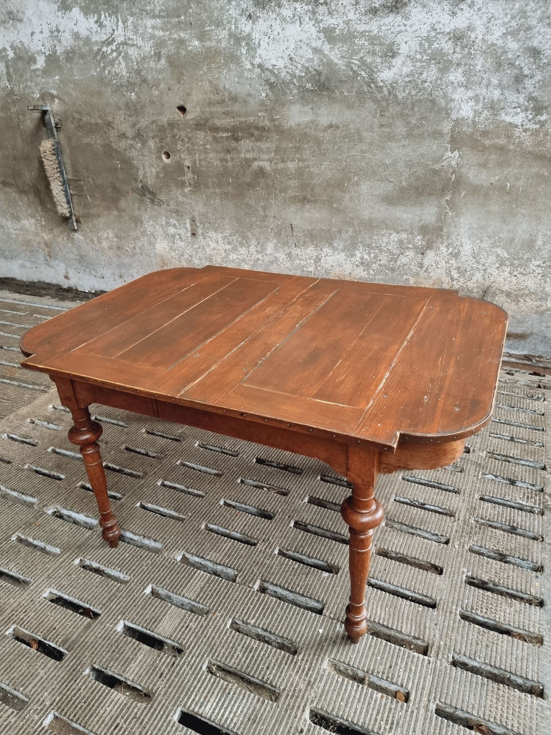 Antique extendable diningtable