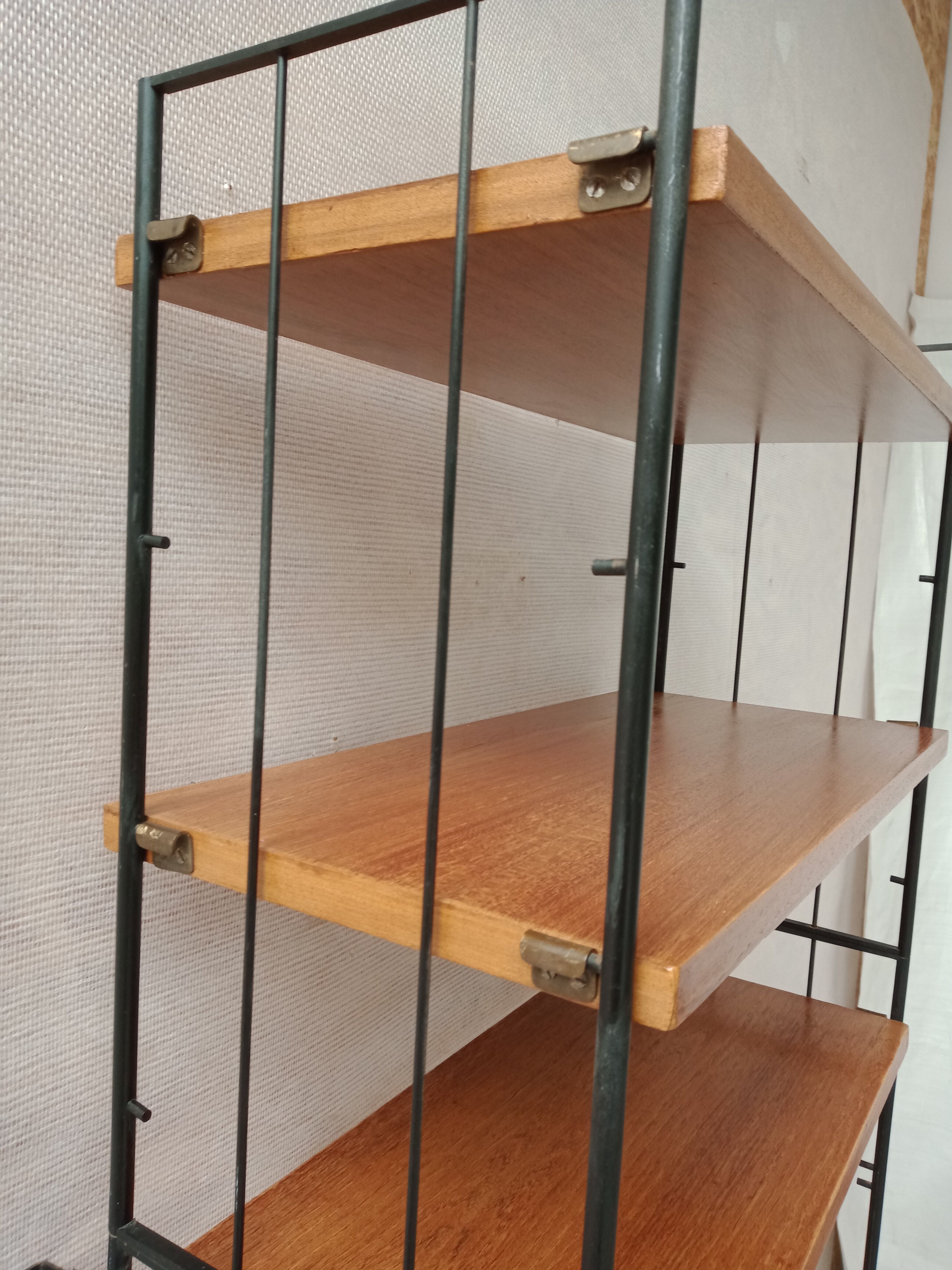 Wall shelf system