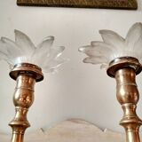 Paire de bougeoirs en laiton et bobèches en forme de fleur en verre opaque