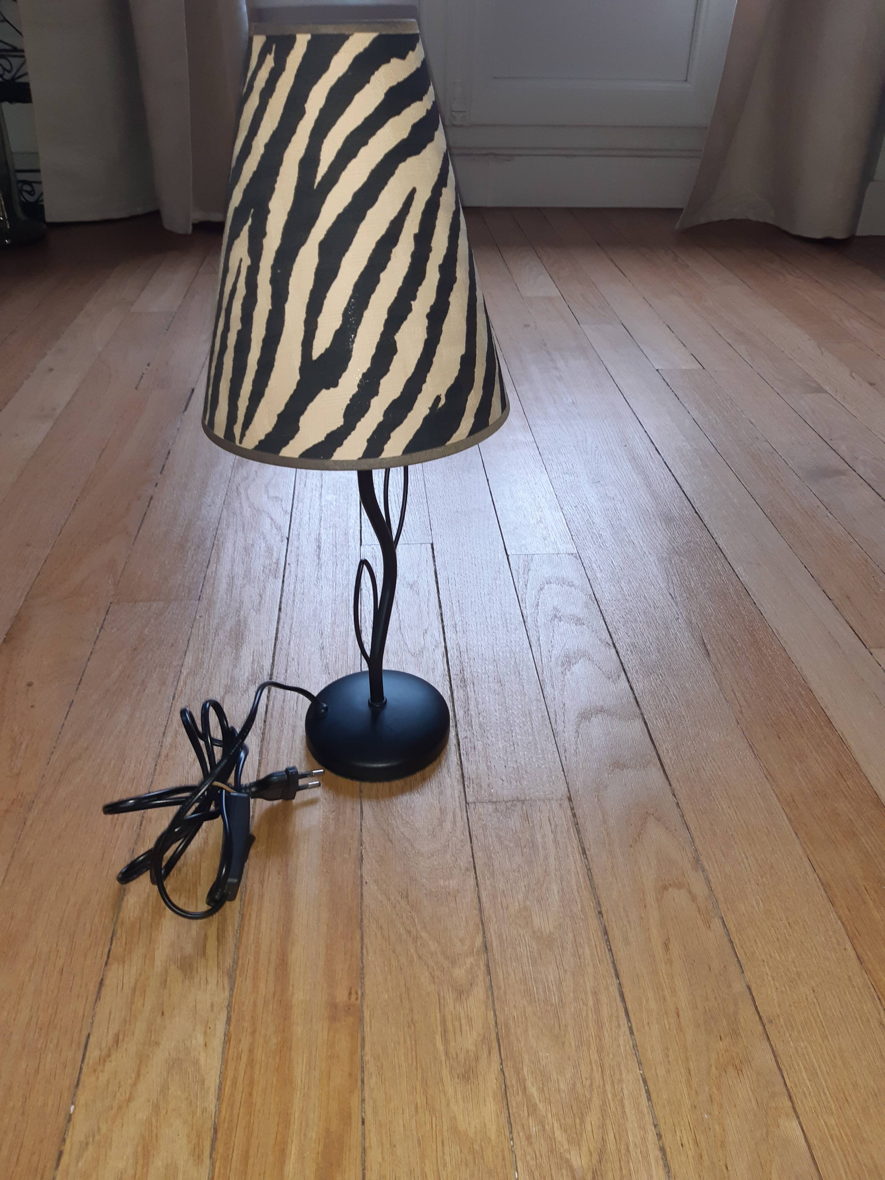 Lamp in metal with shade.