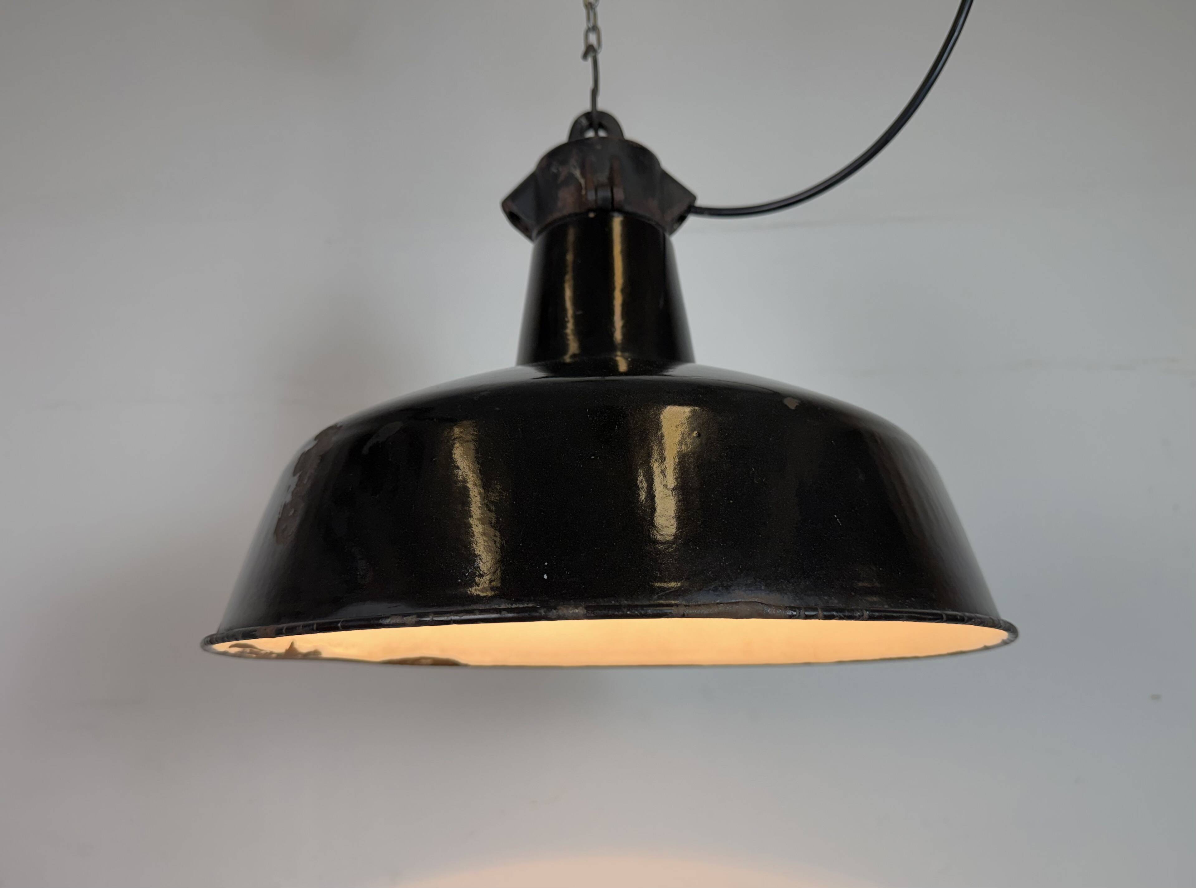 Lampe d'usine industrielle en émail noir avec dessus en fonte, années 1950