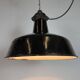 Lampe d'usine industrielle en émail noir avec dessus en fonte, années 1950