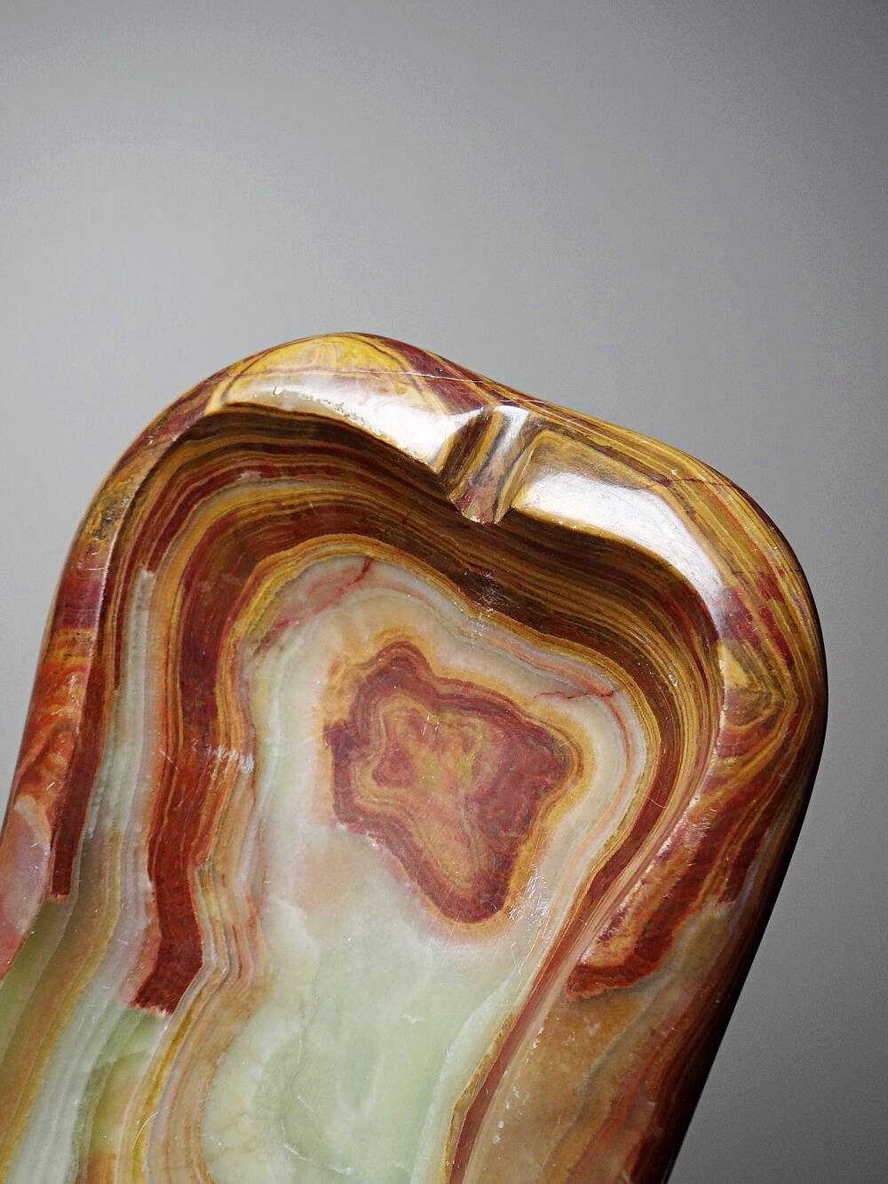 Large green onyx ashtray with free-form bands, vintage Italy, 50s-60s
