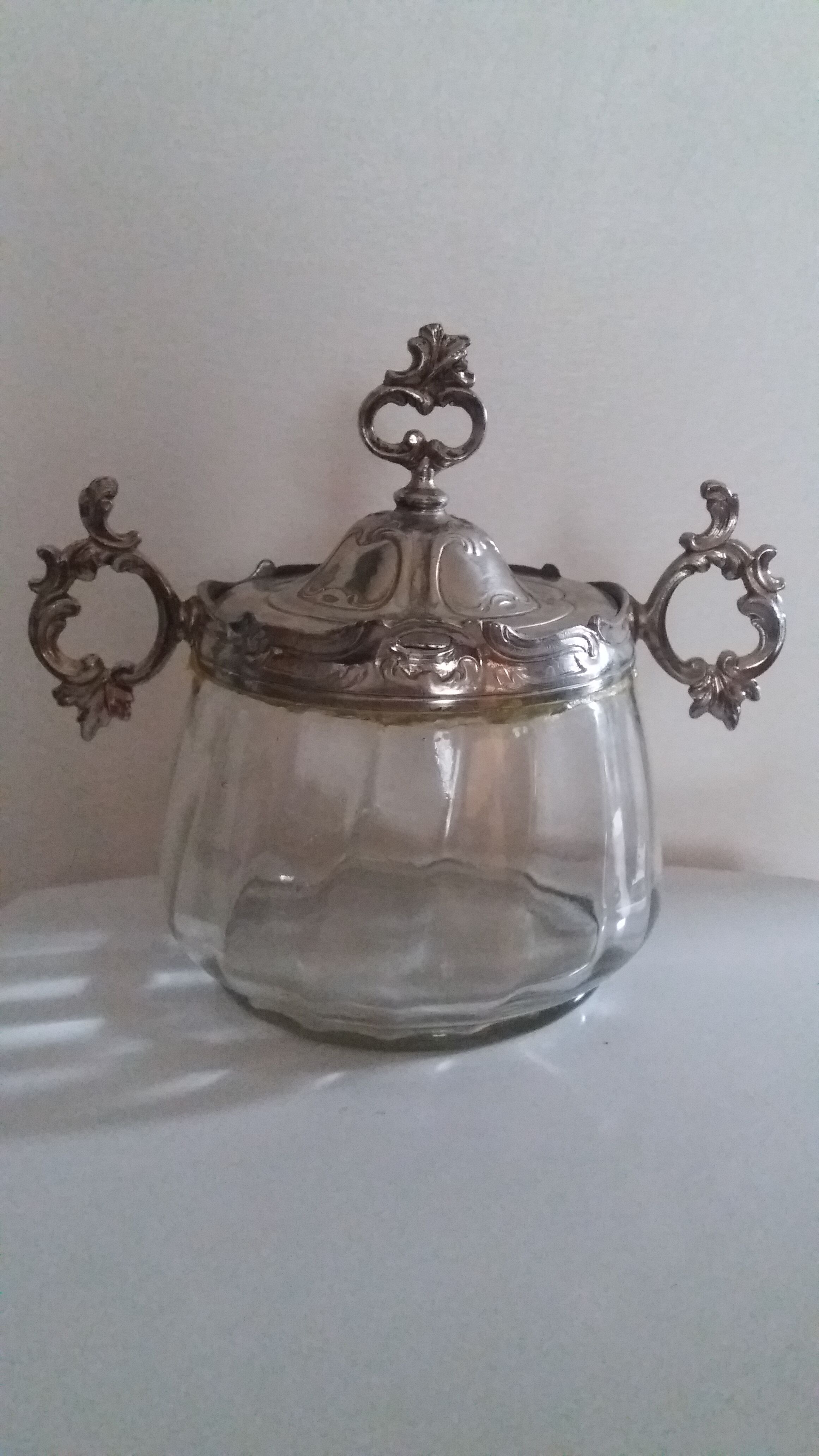 Sugar bowl in silver metal