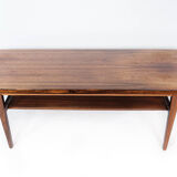 Coffee table in rosewood with shelf, of danish design from the 1960s