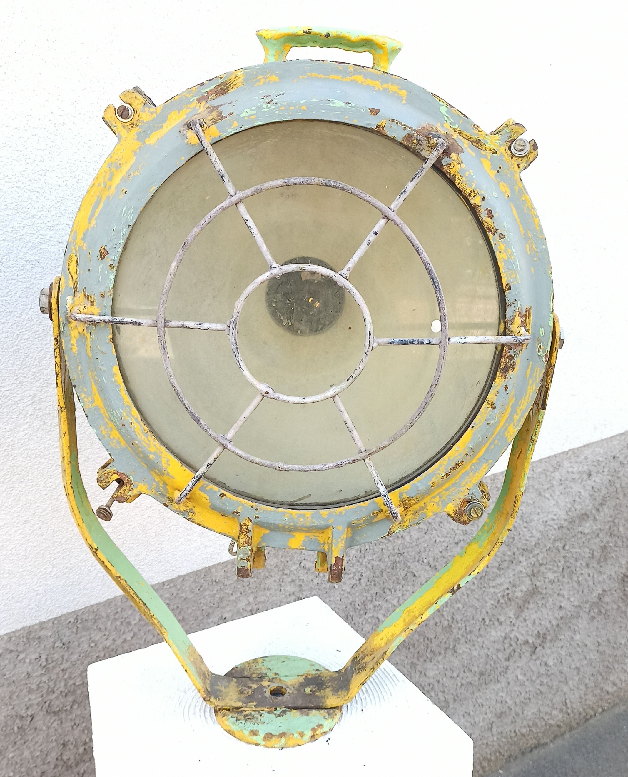 Ancienne lampe projecteur de bateau