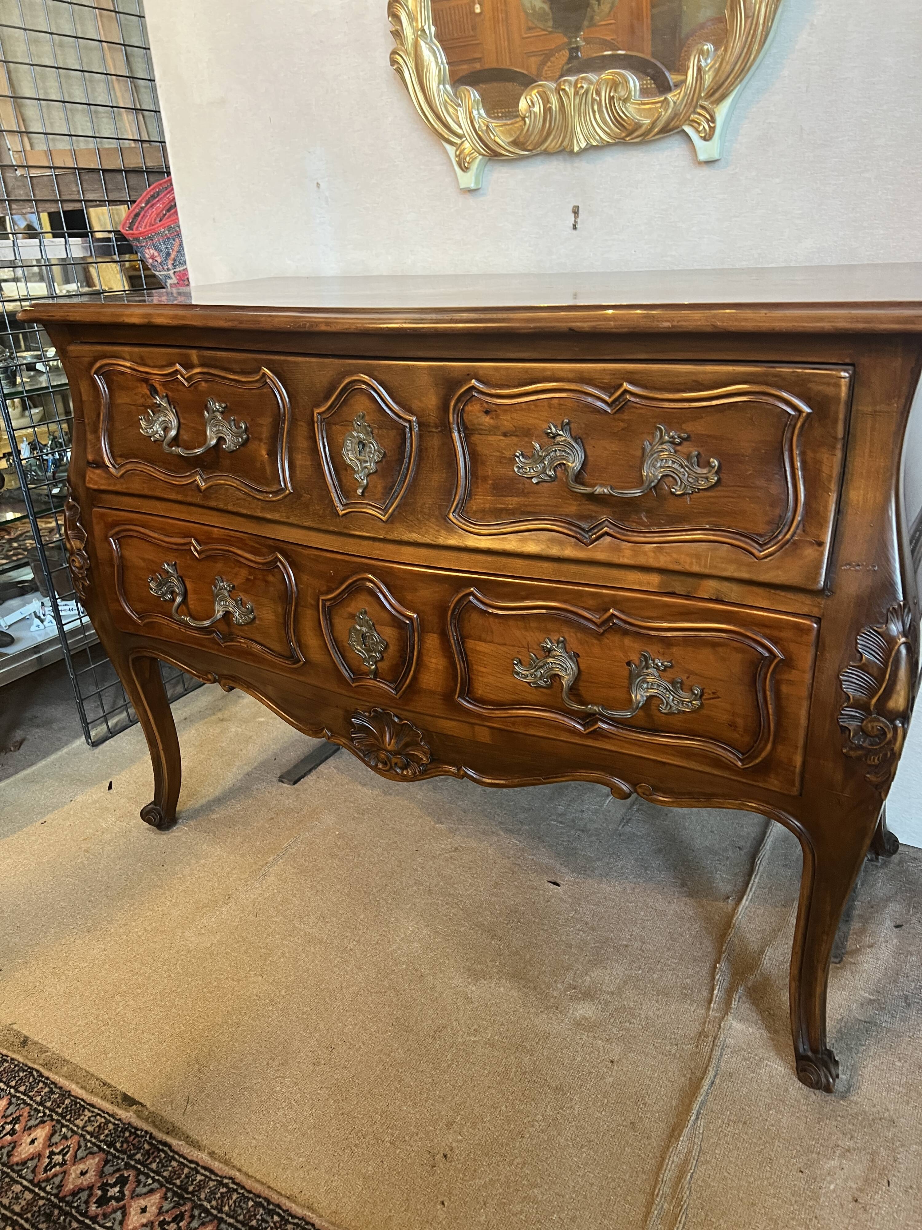Commode de style louis XV , bois naturel
