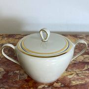 Service à thé en porcelaine bavaroise avec bordure dorée.