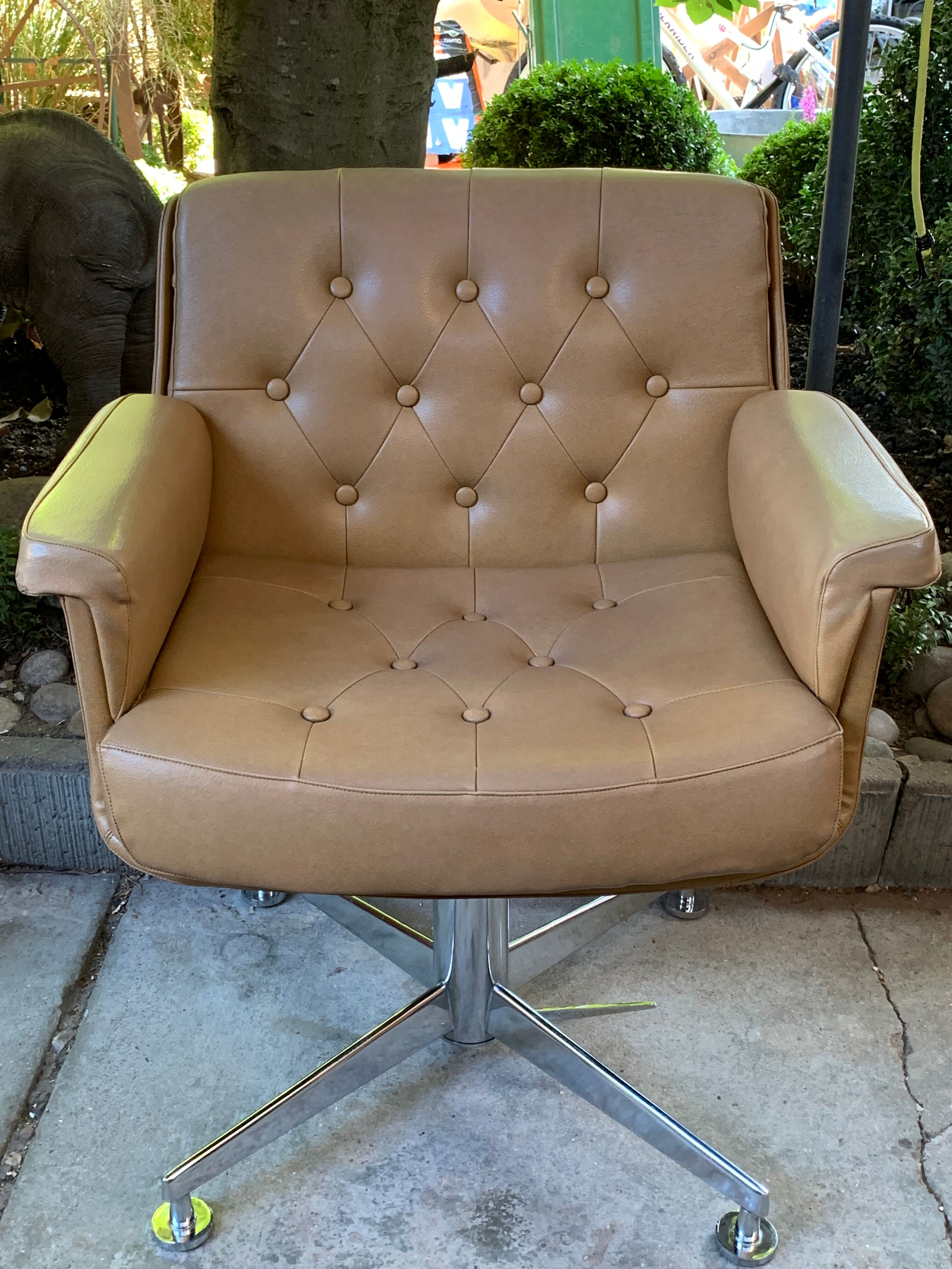 Airborne 1970s "bridge" swivel chair