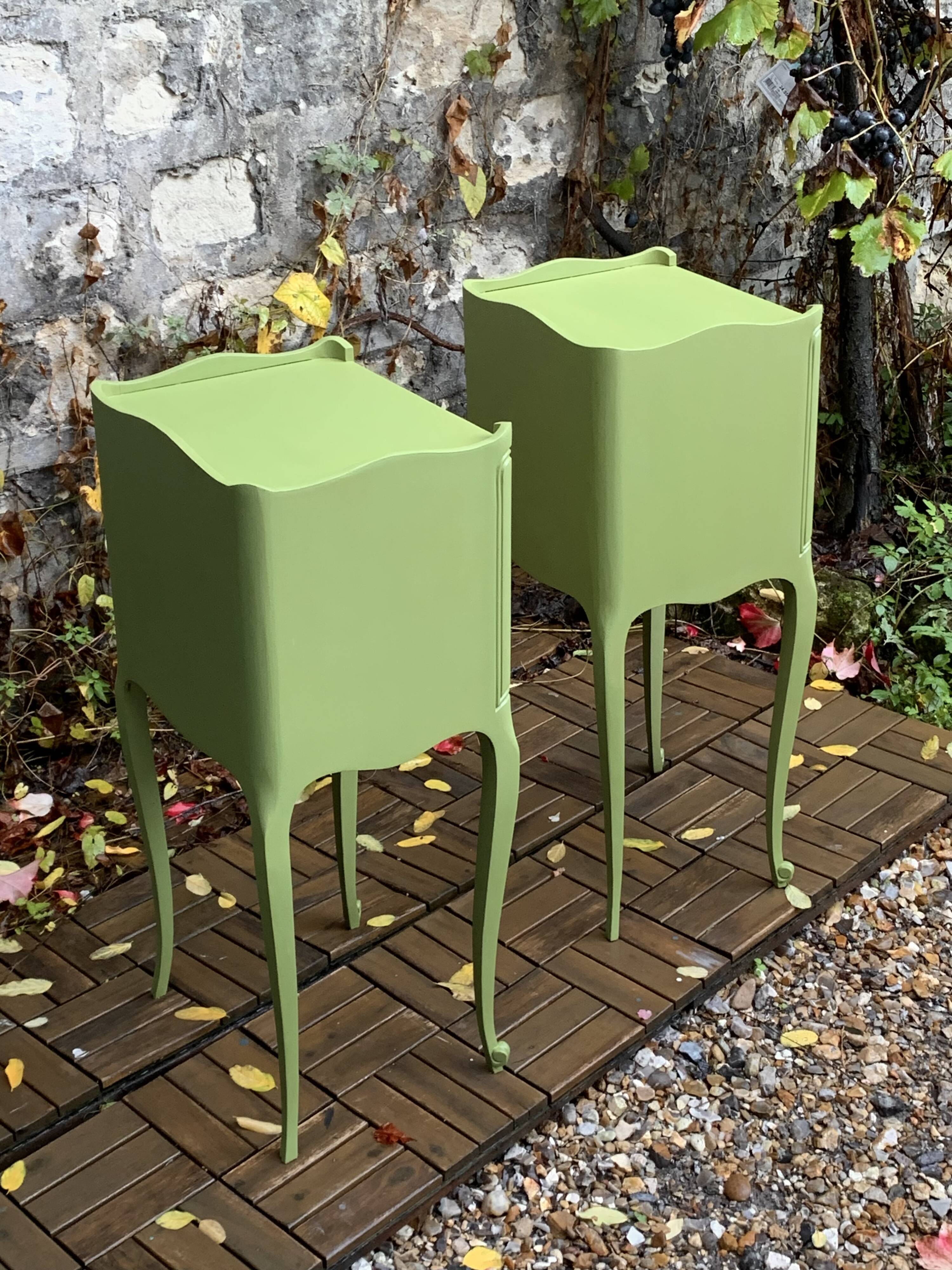 Paire de chevets kaki de style Louis XV