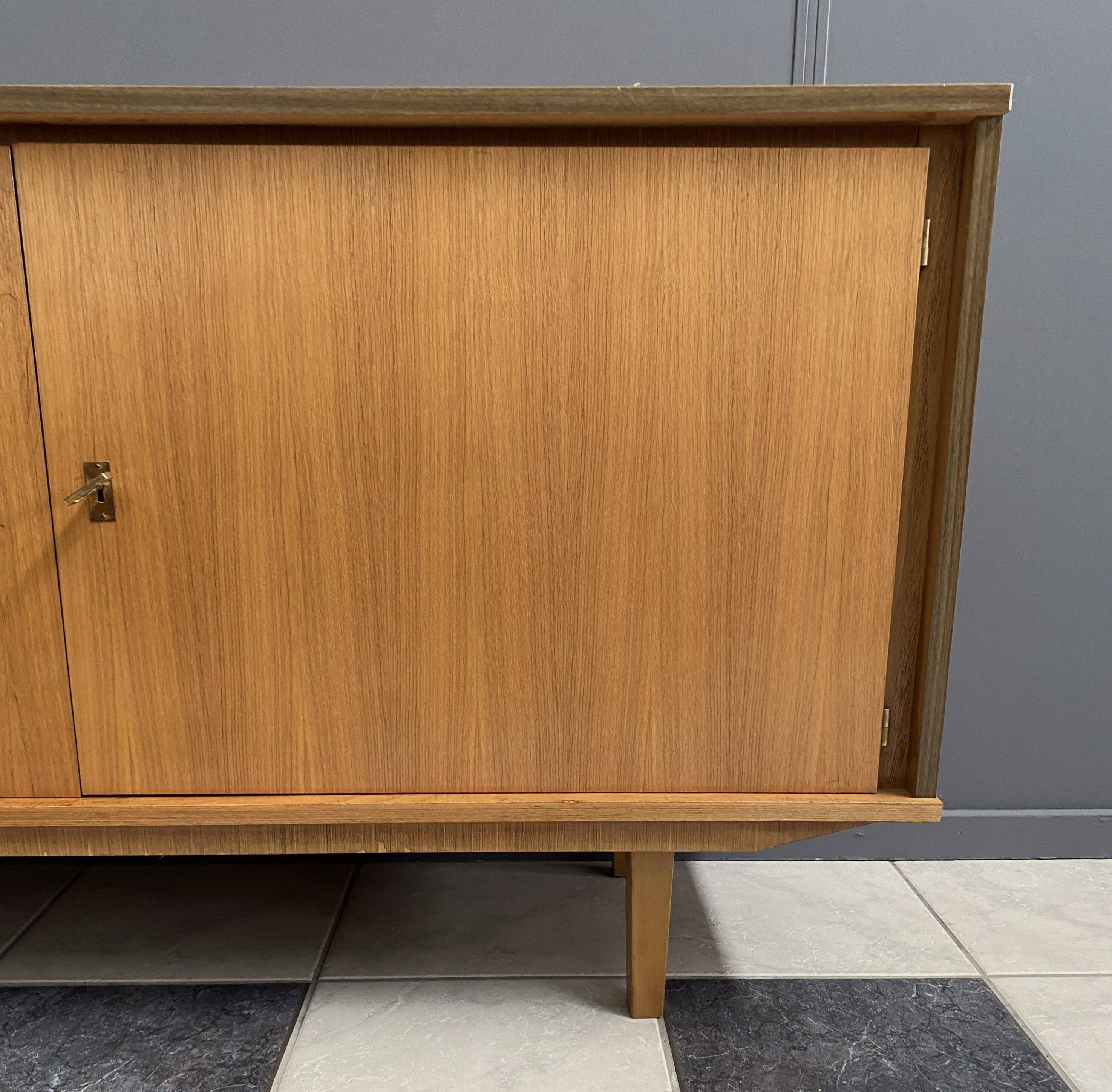 Buffet en bois à 2 portes de Suède