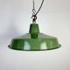 Lampe à suspension industrielle en émail vert, années 1960