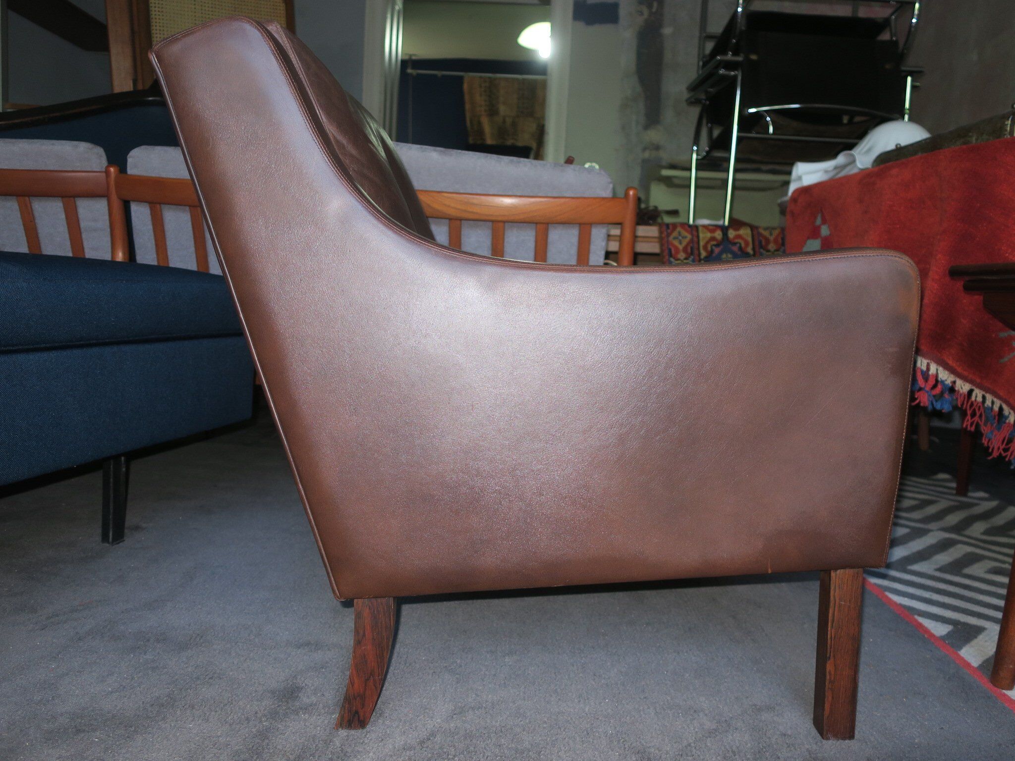 Fauteuil en cuir et bois de rose, années 1960