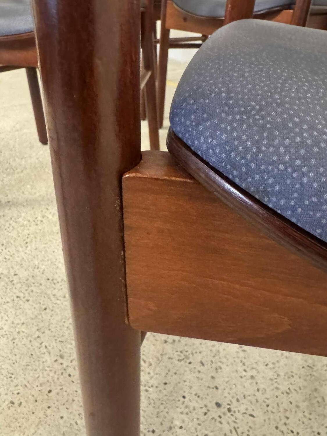24 chaises Baumann vintage en bois et  skaï bleu