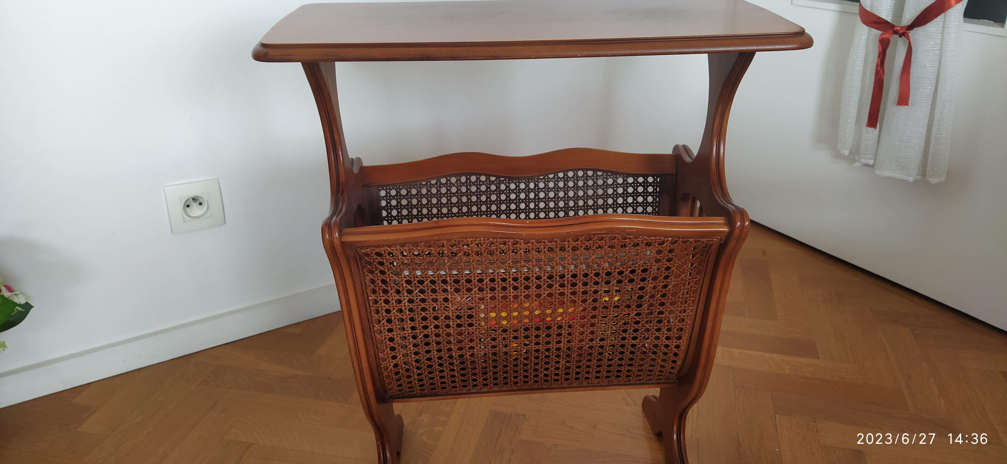 Magazine holder with tablet