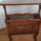 Magazine holder with tablet