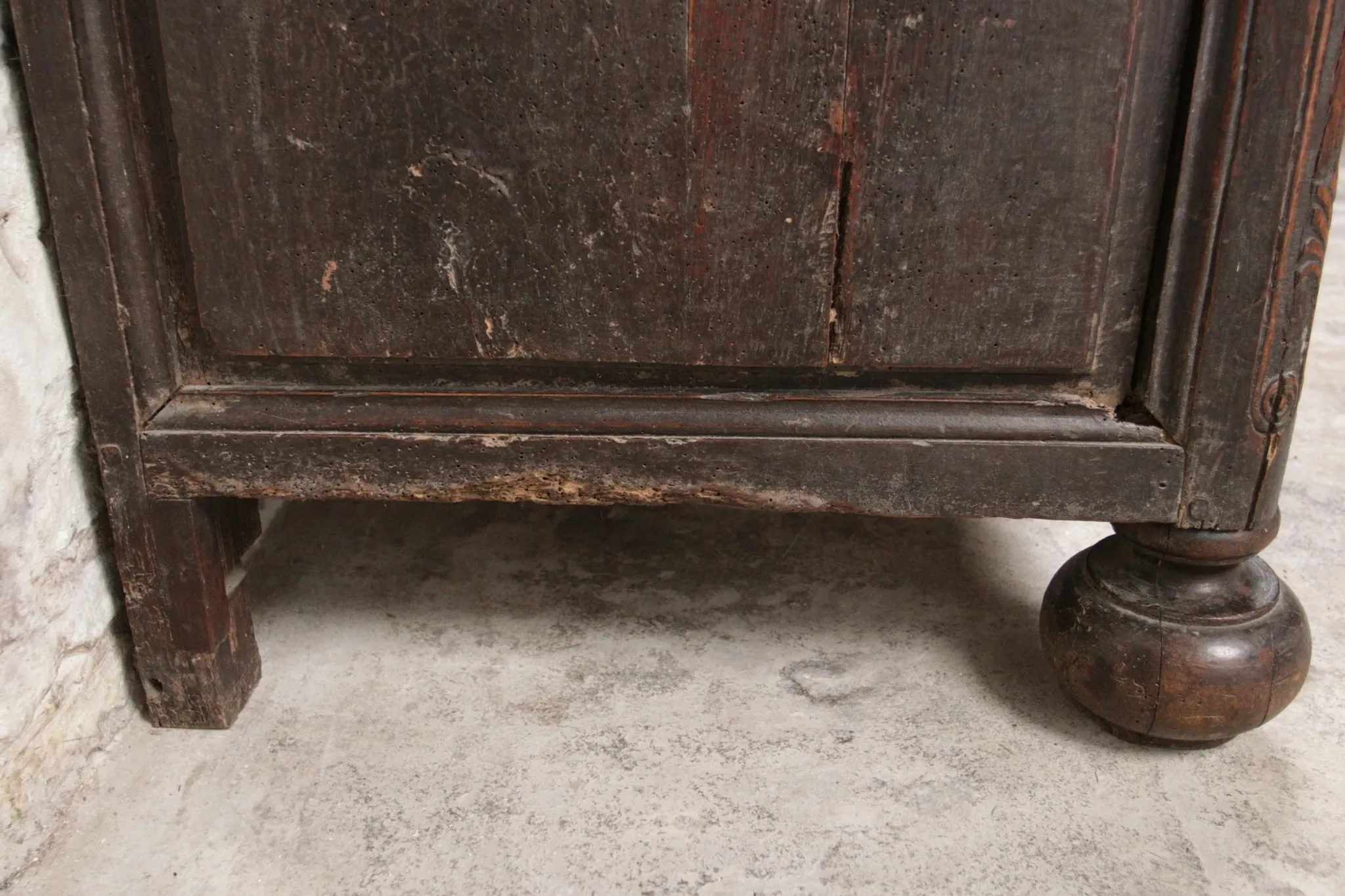 Unique 17th century cabinet portrait and scallop