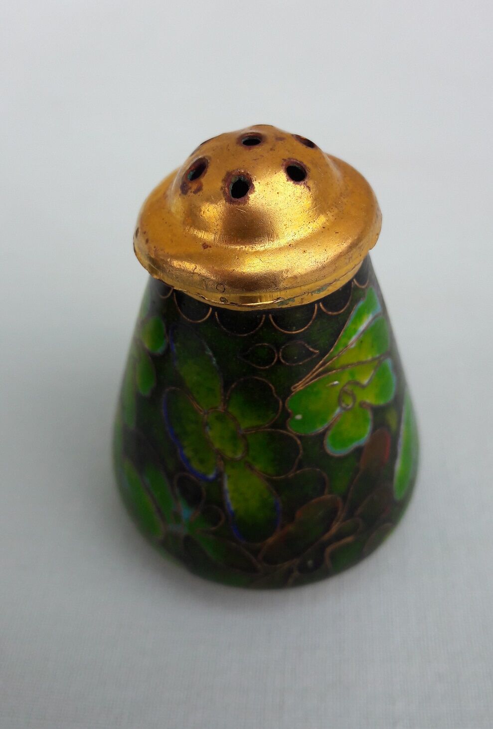 Salt and pepper shaker in partitioned enamels