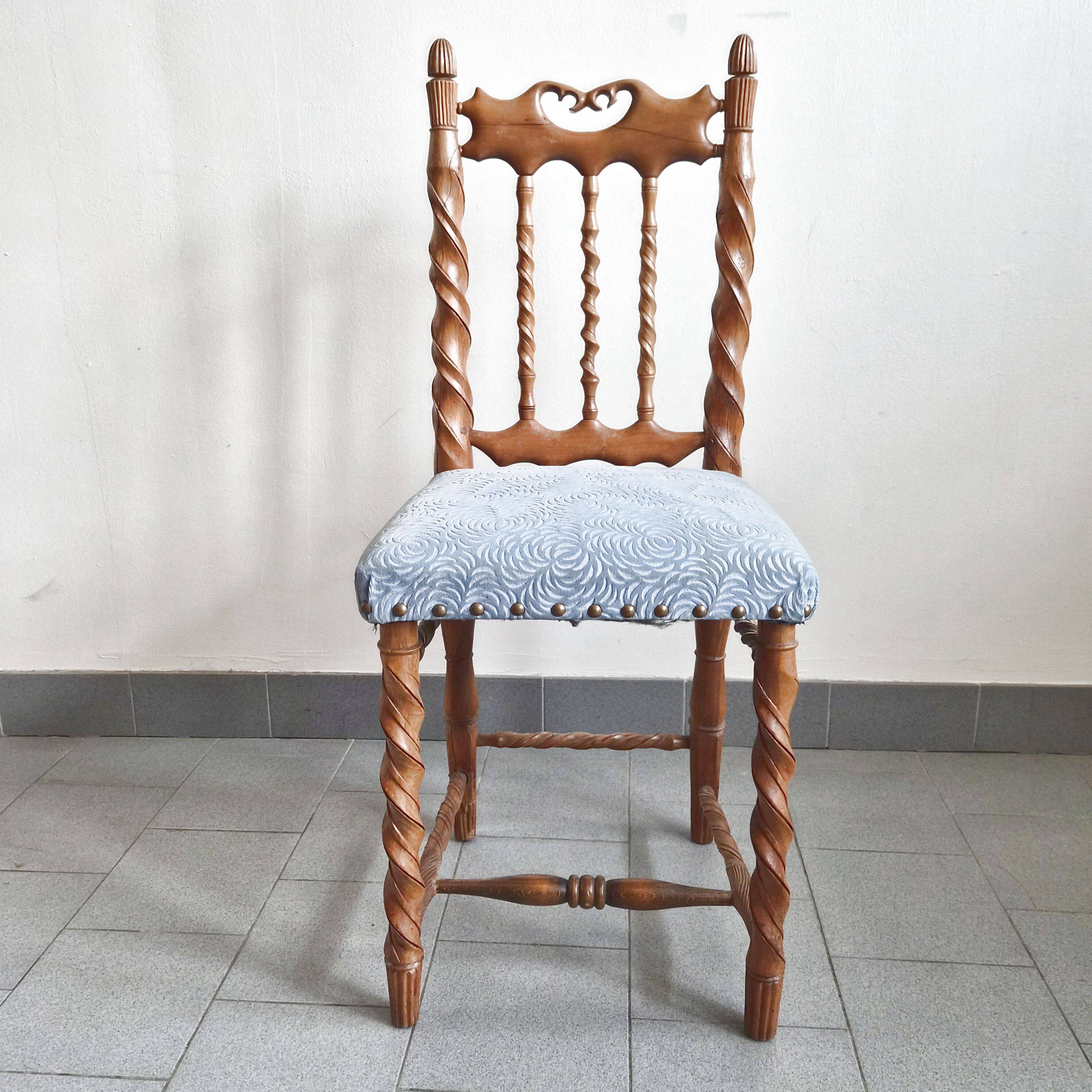 Chaise vintage en bois sculpté