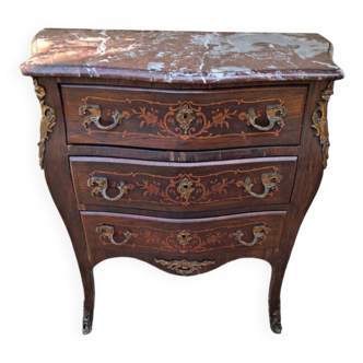 Commode Commode à façade et côtés galbés en marqueterie ouvrant par trois tiroirs sur trois rangs