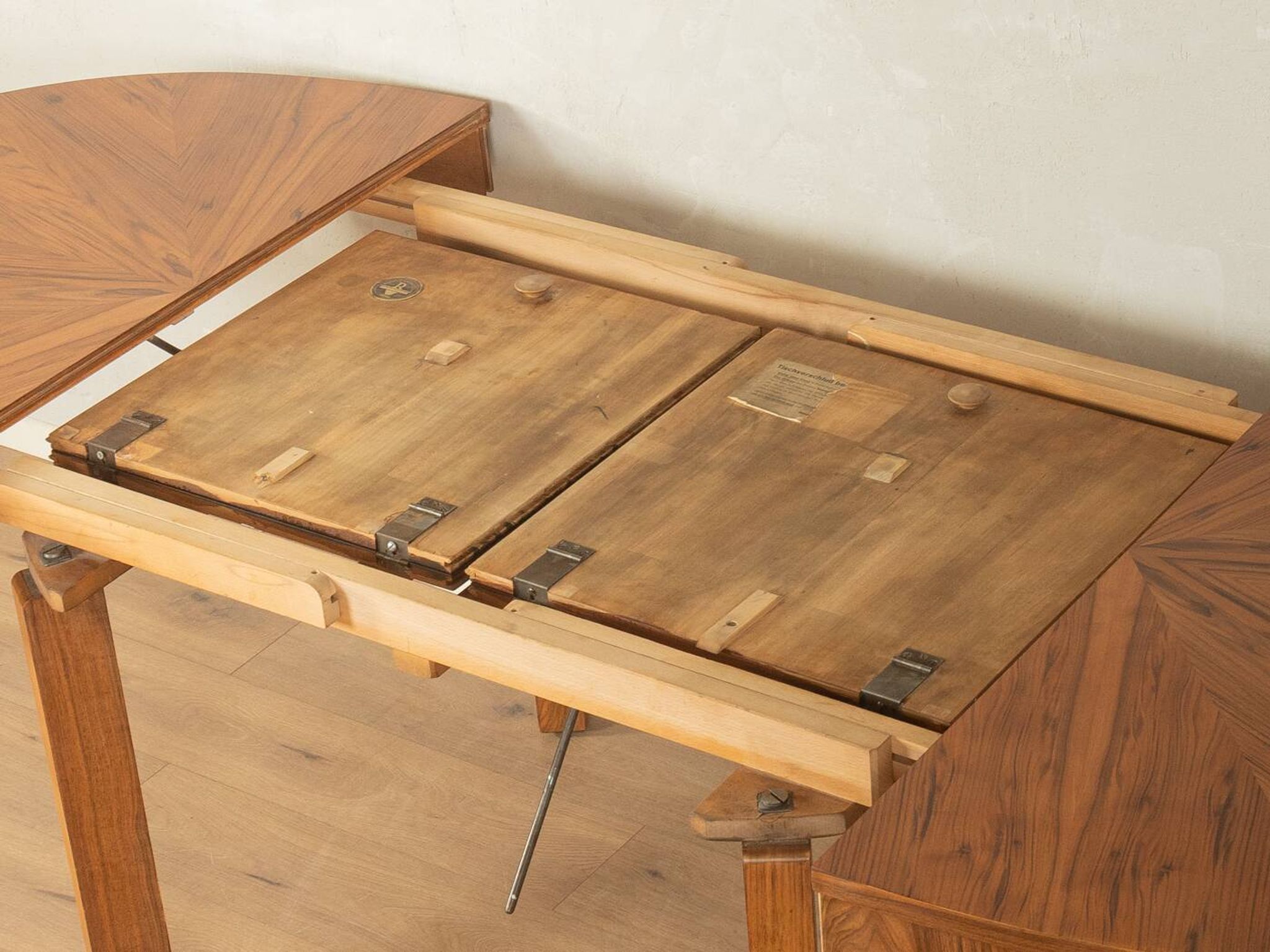 Table à manger extensible élégante par Ruscheweyh, années 1930, noyer