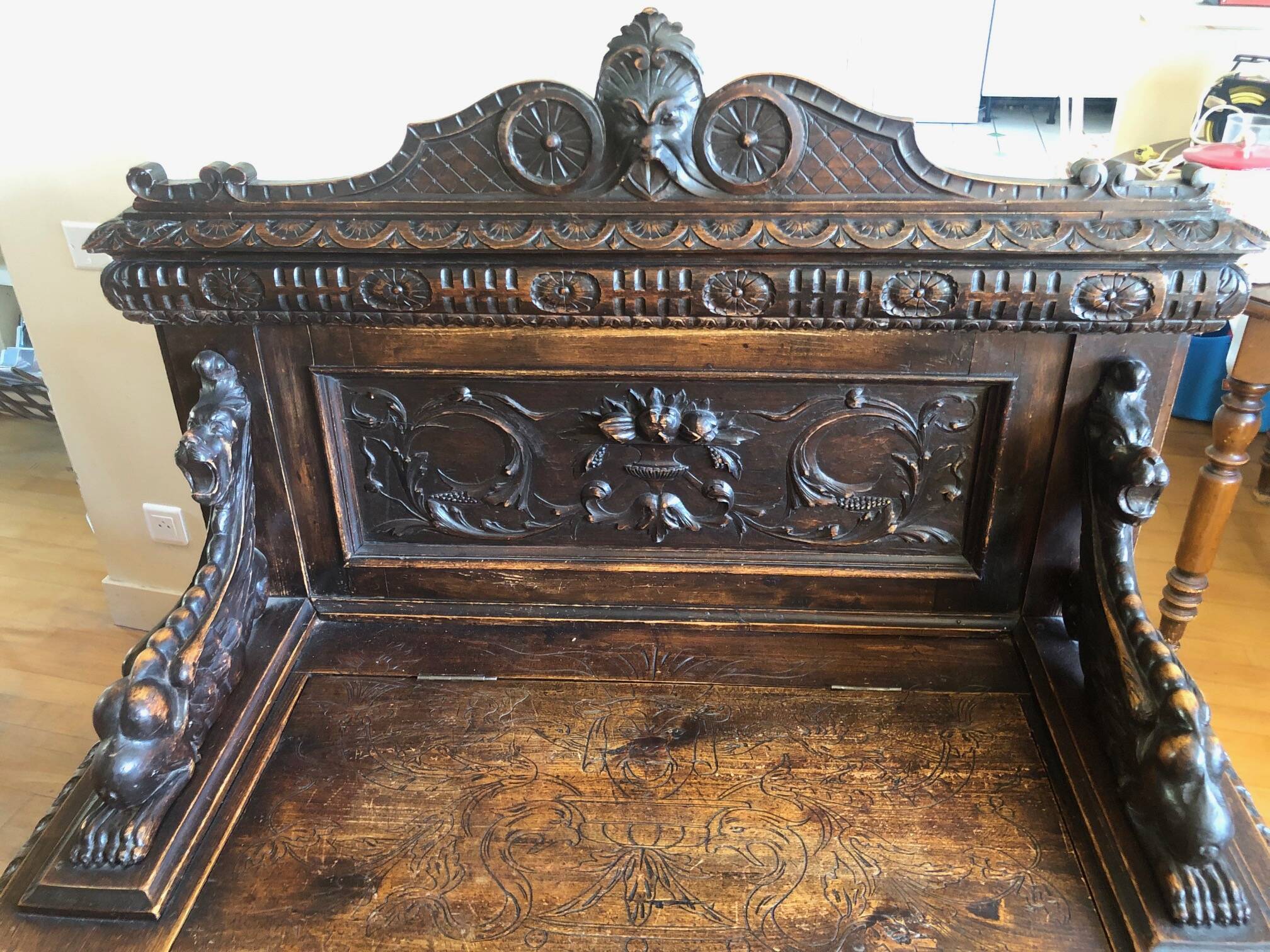 Solid wood chest, carved, with backrest, feet and armrests