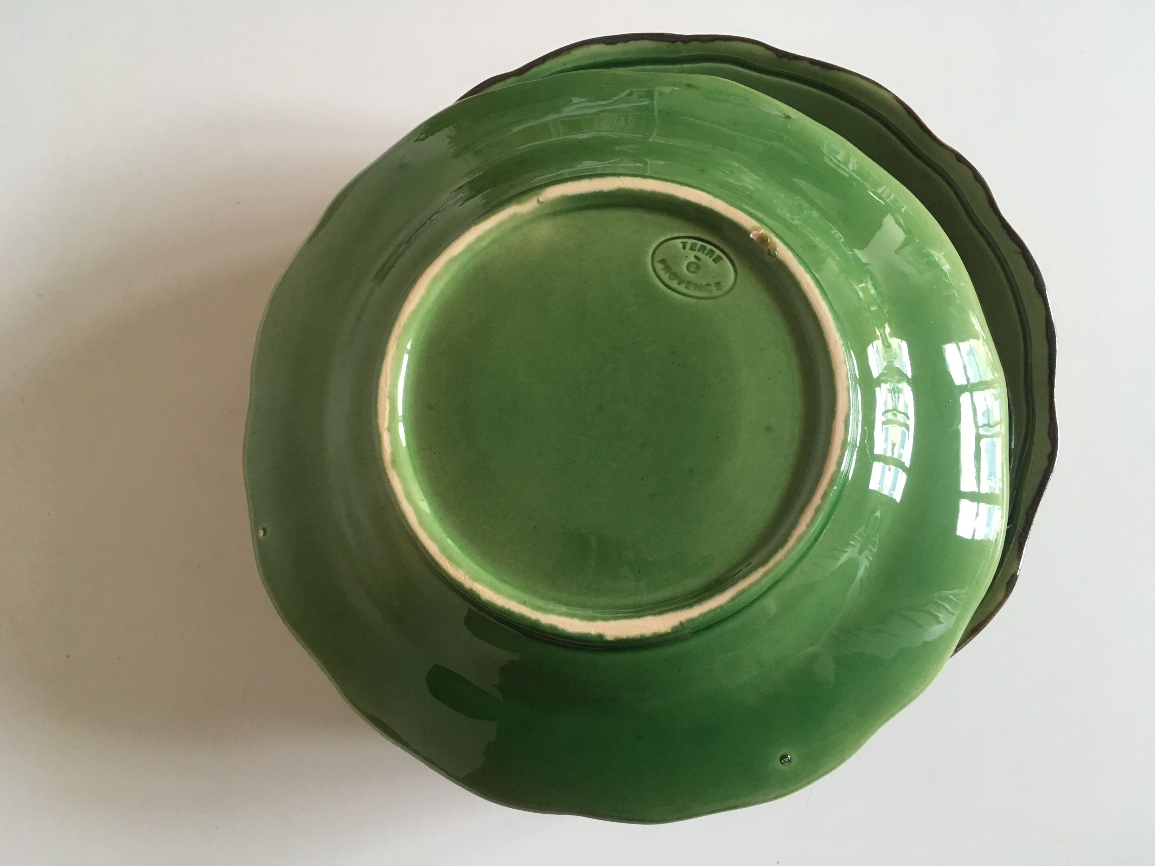 Set d'assiettes à godrons en terre émaillée vert Provence