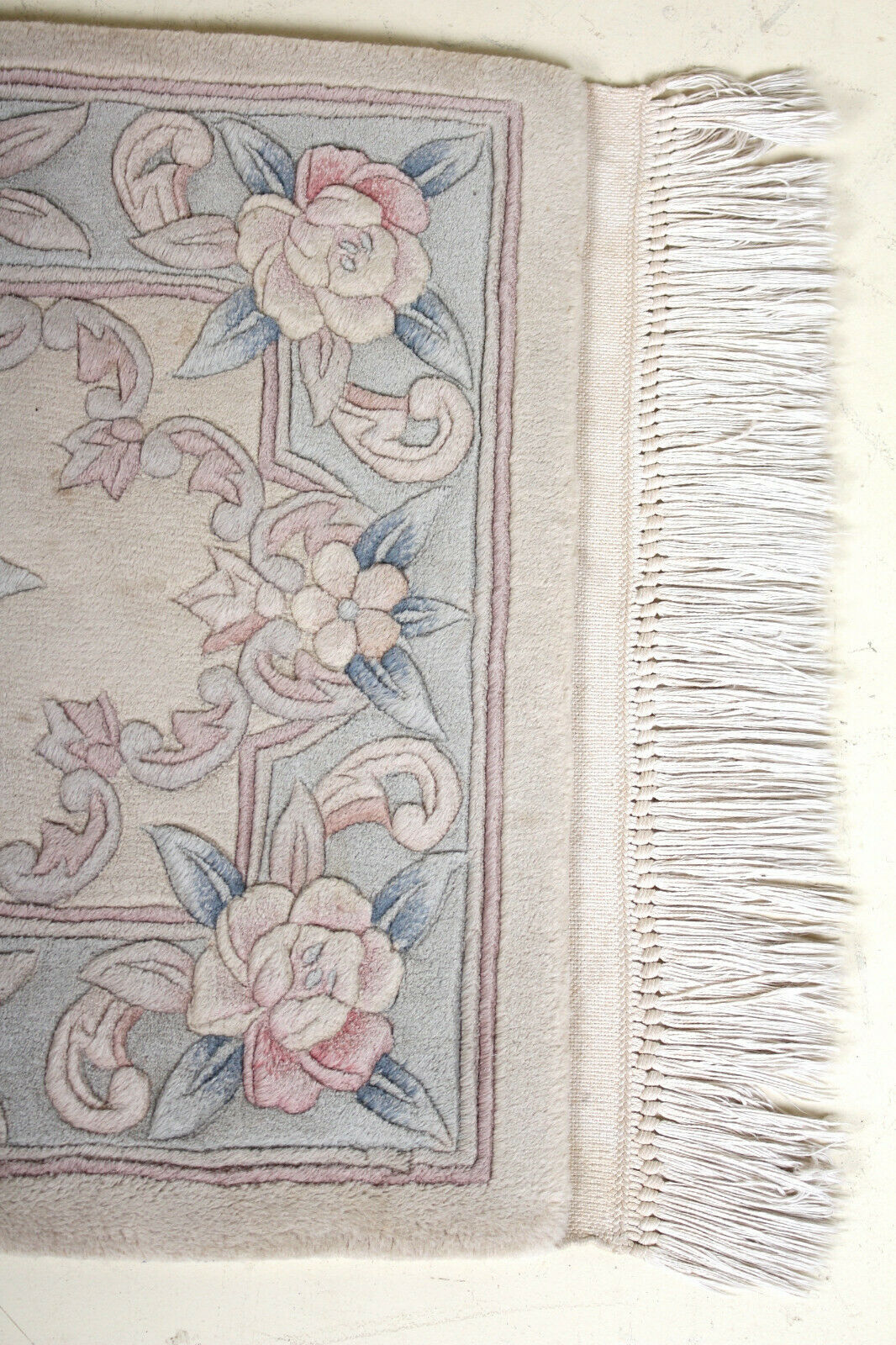 Chinese tassel rug with floral pattern on beige background 118x61cm