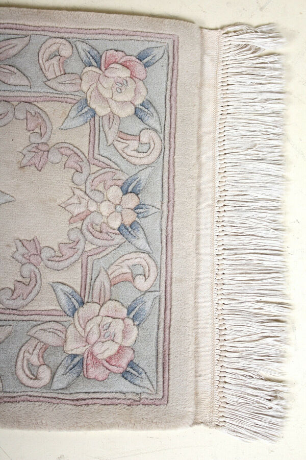 Tapis chinois à franges avec motif floral sur fond beige 118x61cm